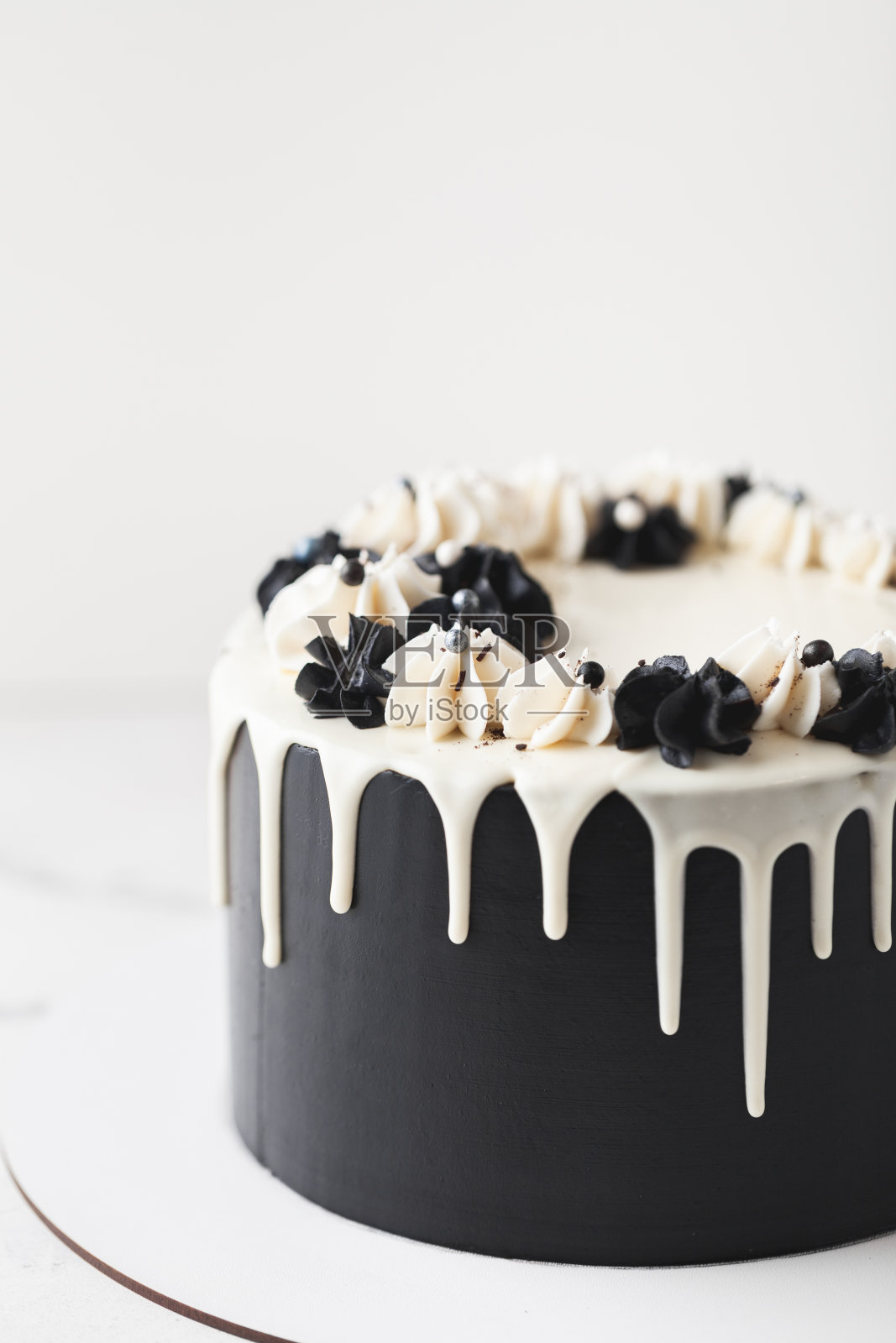 黑奶油芝士糖霜和白巧克力滴的生日蛋糕照片摄影图片