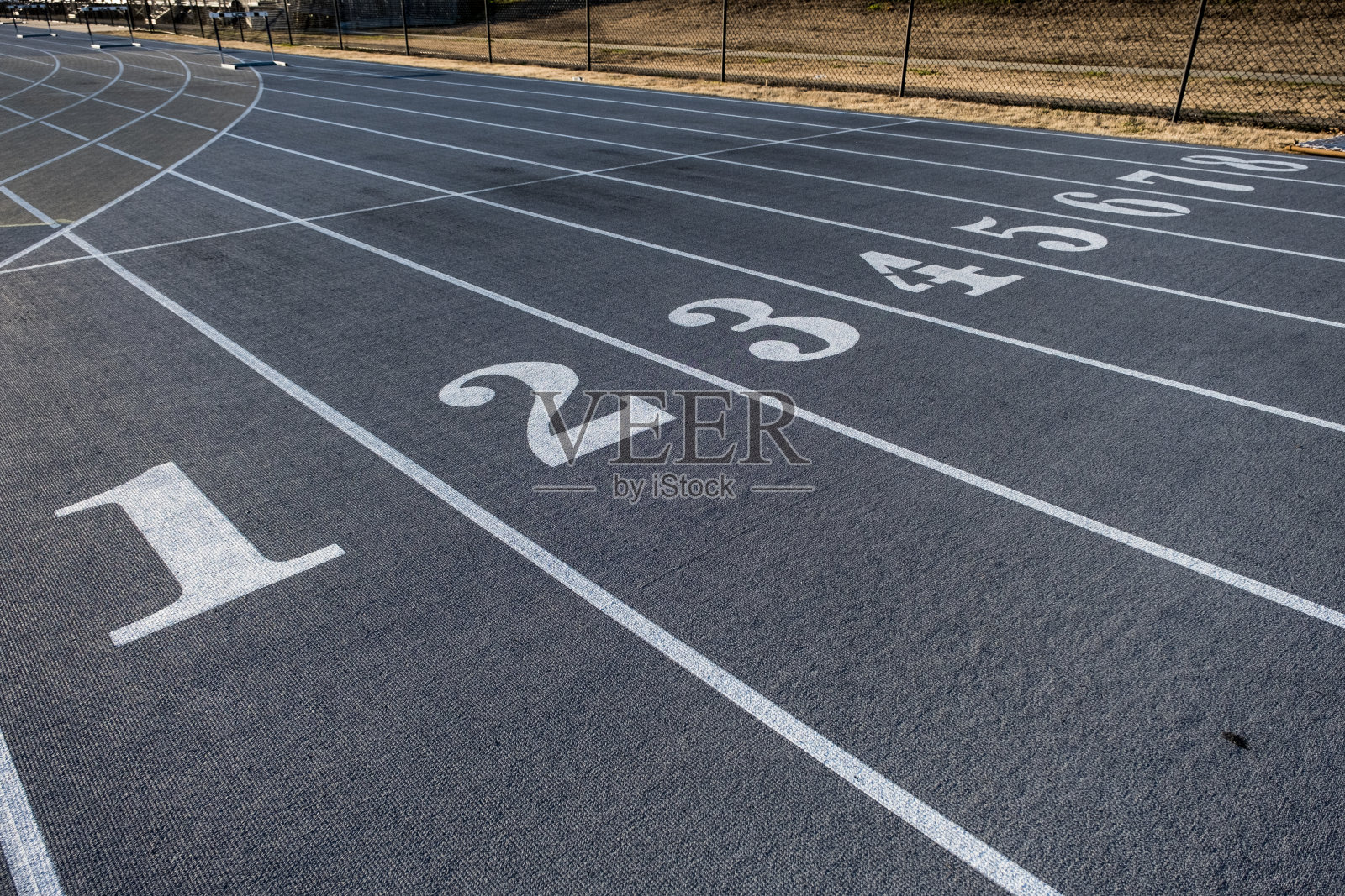 有编号的跑道的田径起点照片摄影图片