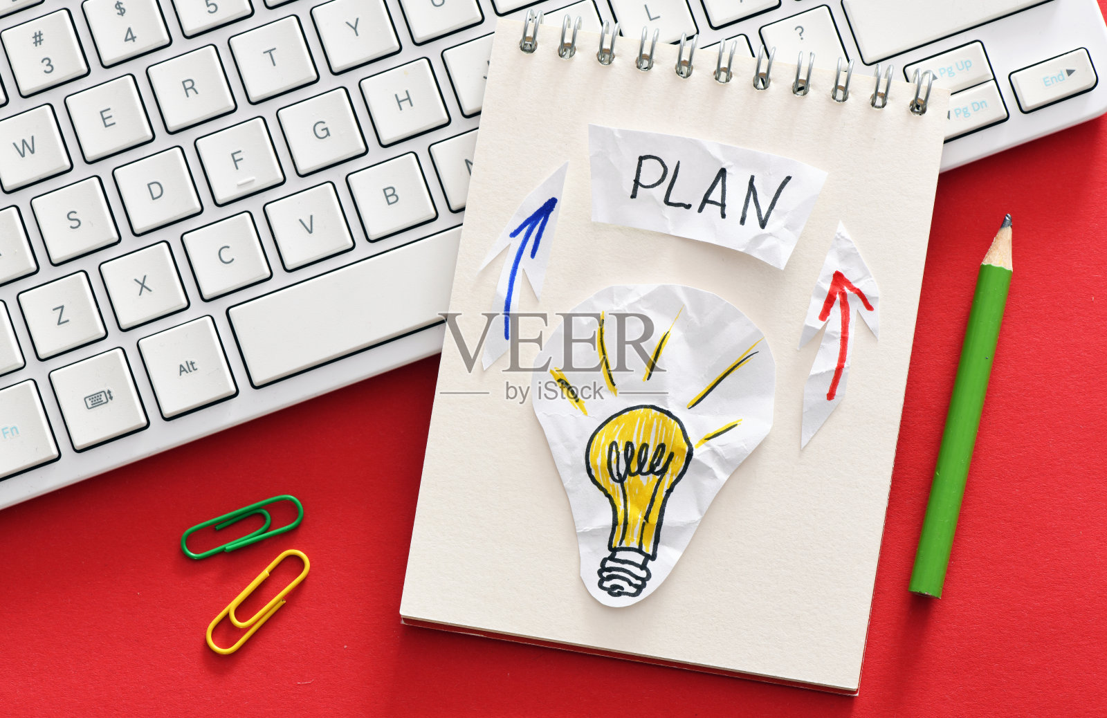 计划好写在办公室笔记本上的单词。在商业概念。新年计划。照片摄影图片