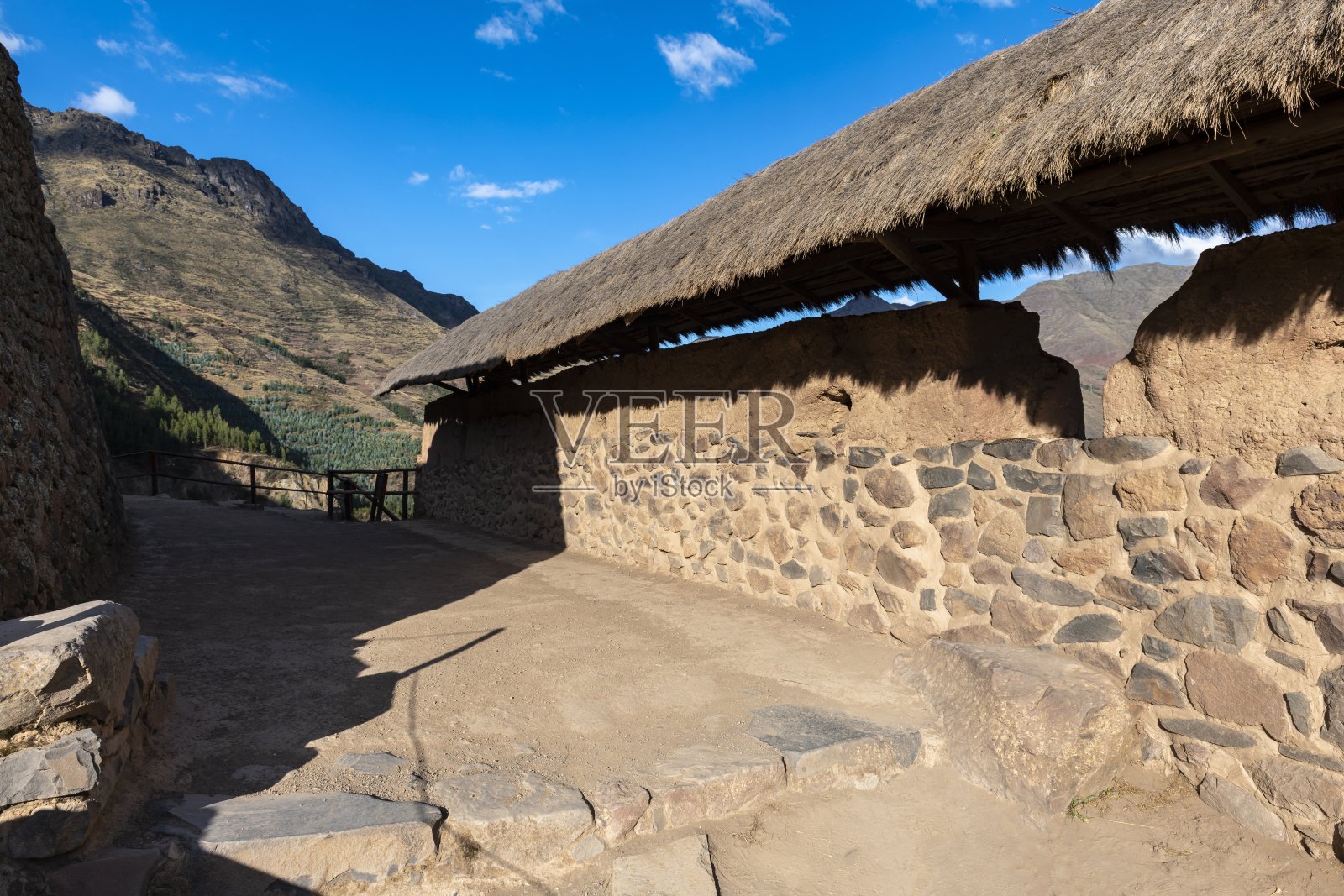 位于秘鲁安第斯山脉Písac附近的印加建筑群照片摄影图片