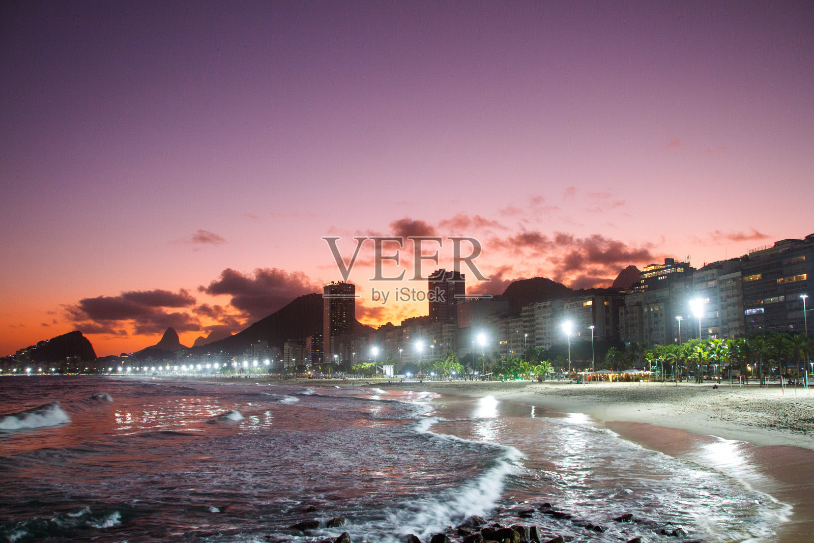 里约热内卢科帕卡巴纳莱姆海滩的日落照片摄影图片