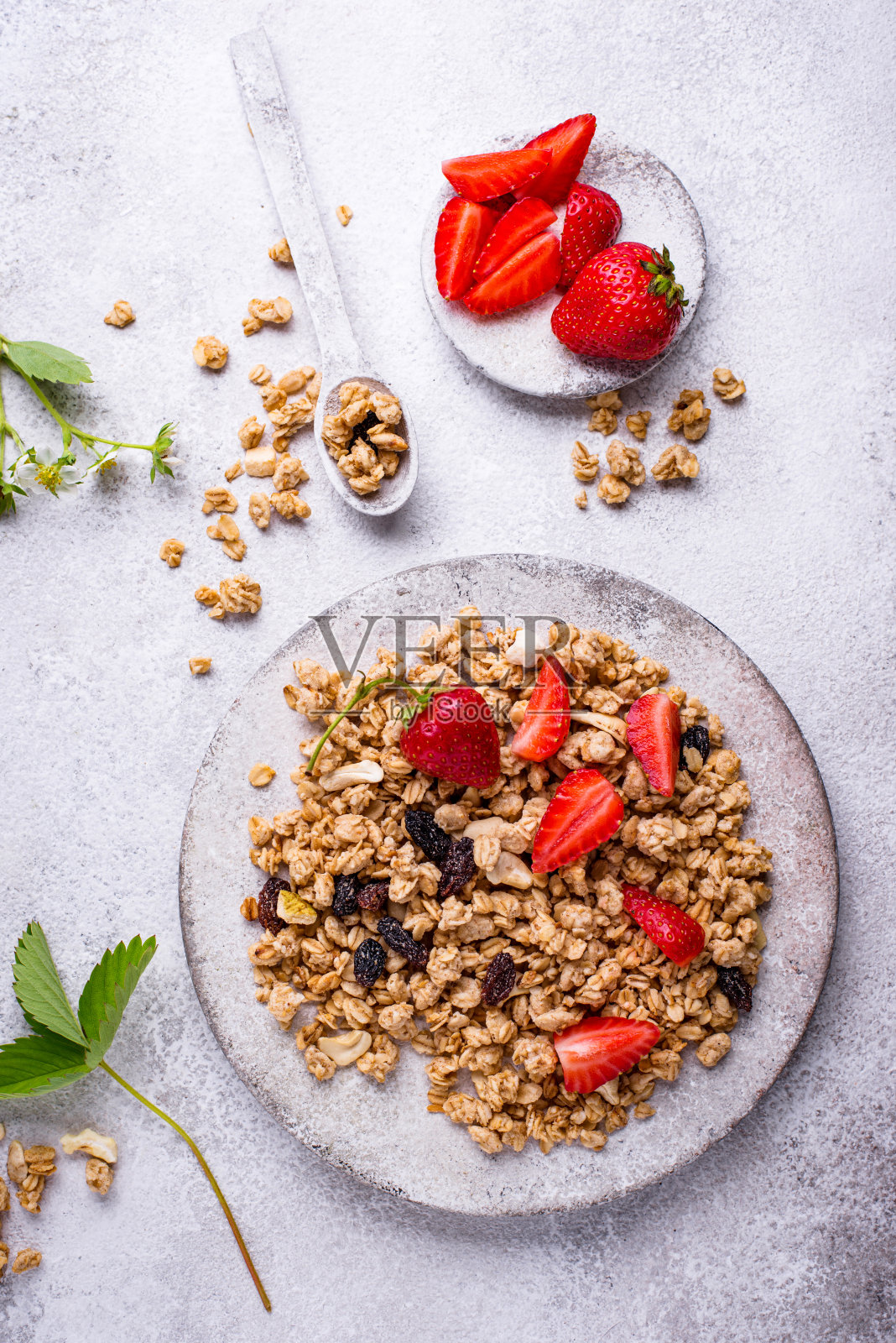 自制格兰诺拉麦片配新鲜草莓照片摄影图片