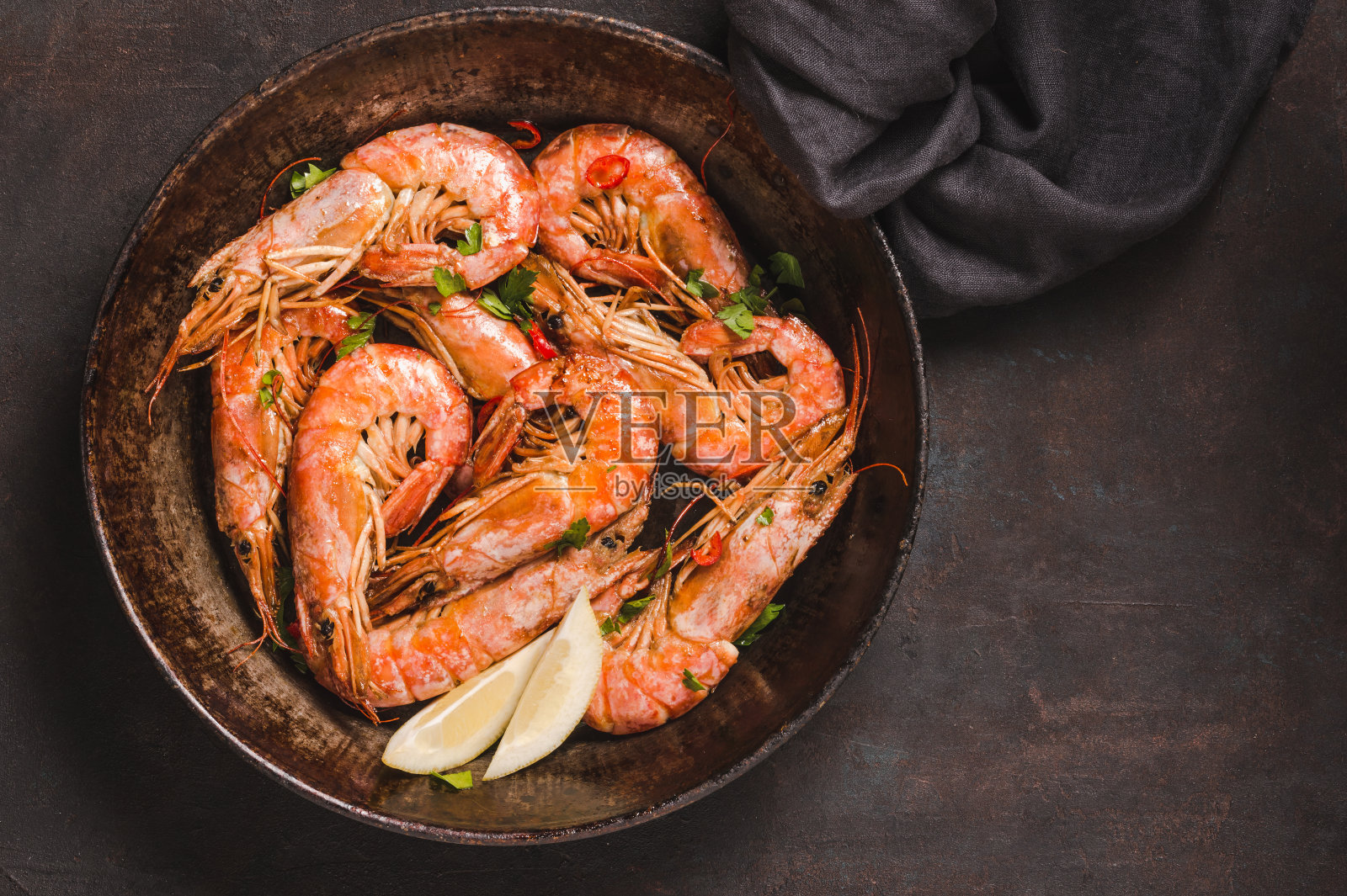 虾仁煮香顶视图拷贝空间暗背景。照片摄影图片