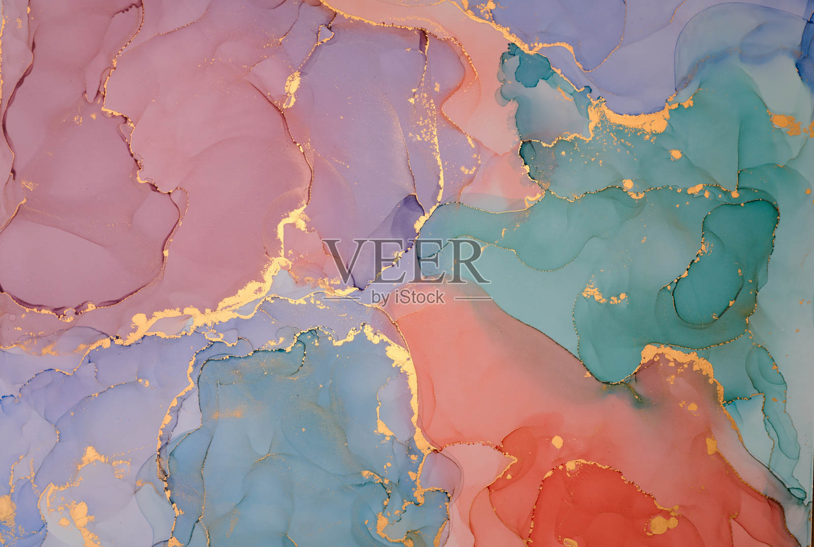 自然奢华抽象流体艺术用酒精墨水技术绘画。柔和而梦幻的壁纸。混合颜色创造透明波浪和金色漩涡。适用于海报、其他印刷品插画图片素材