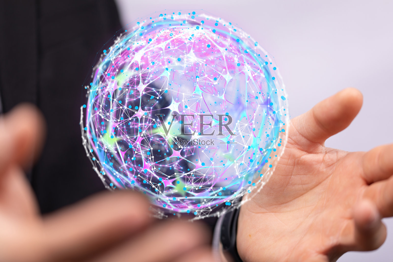 浅聚焦的人手握着一个互联的全球图标，全球互联的概念照片摄影图片