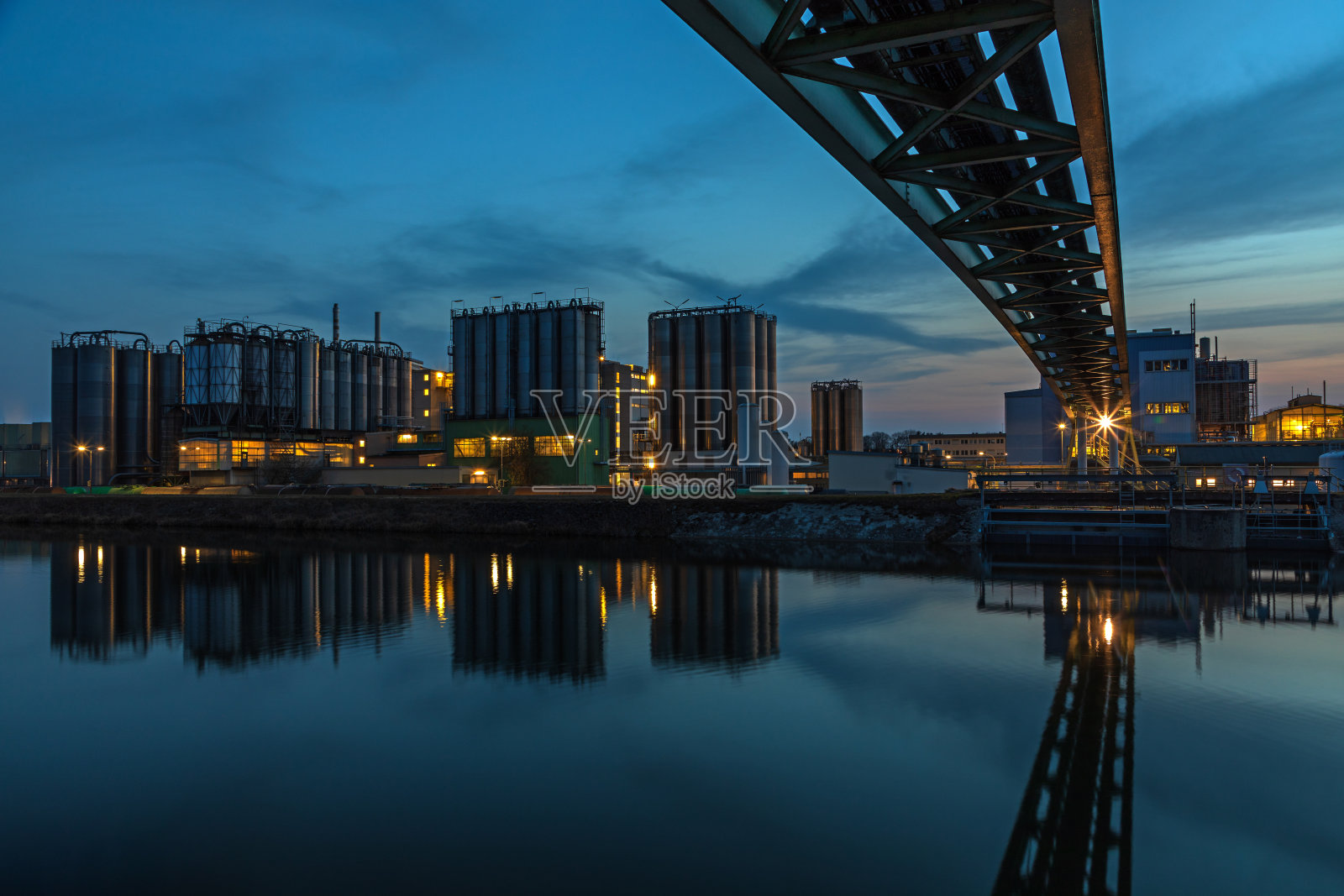 夜晚的化学工业照片摄影图片