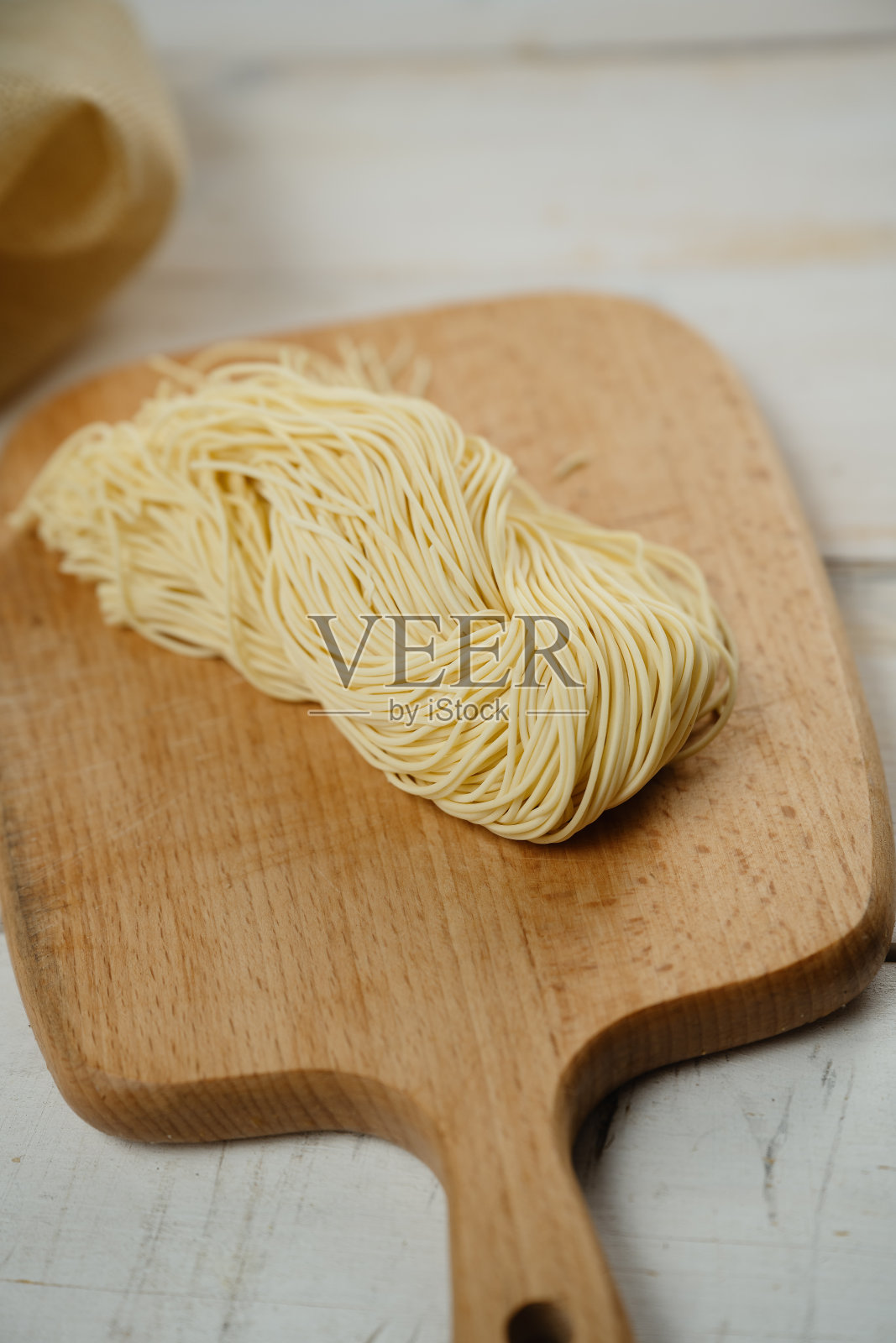 面条在板上照片摄影图片