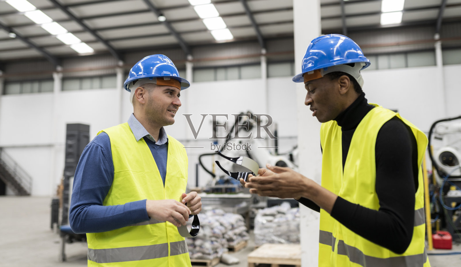 工程人员和机械工人在工业工厂做日常检查照片摄影图片
