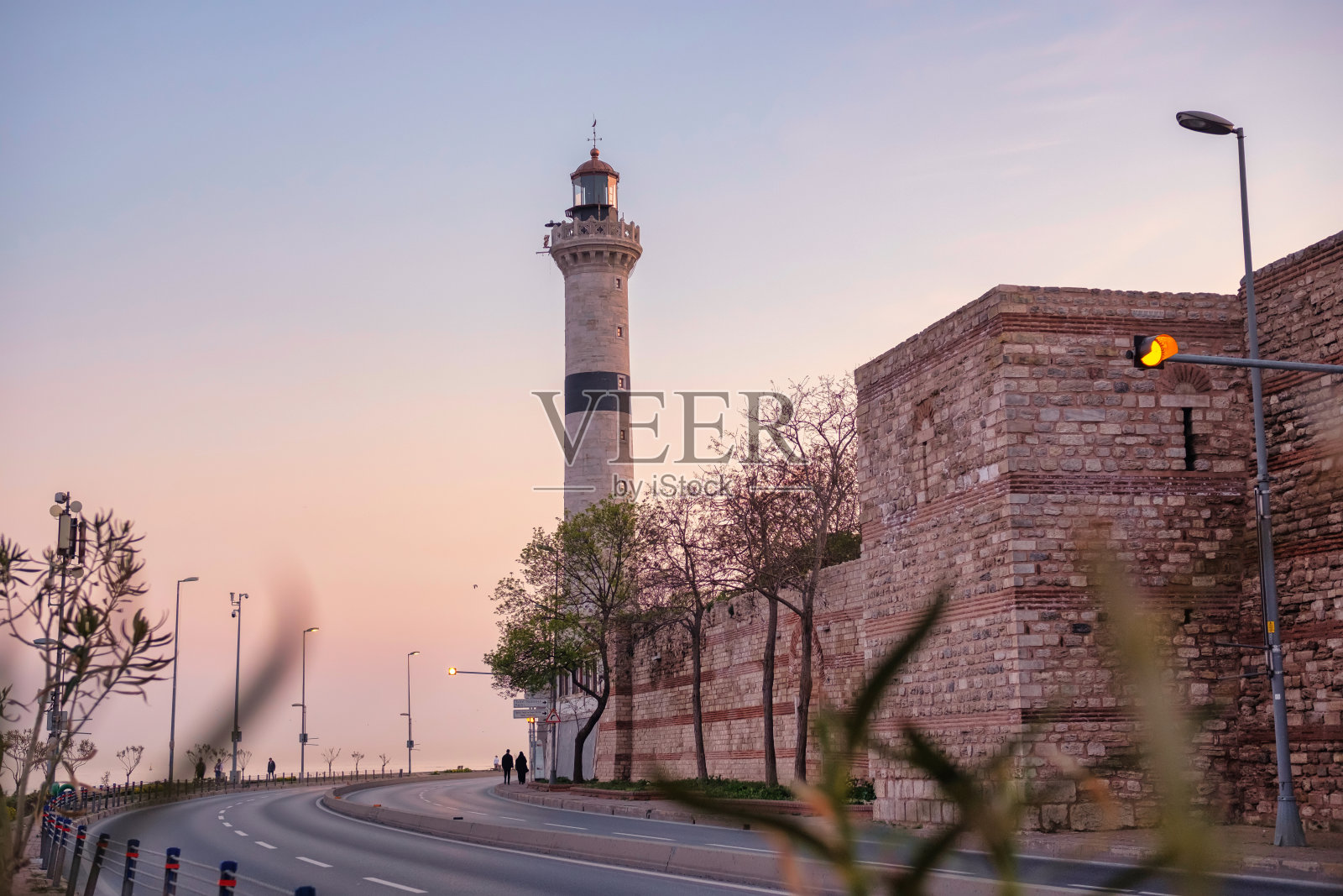 最大的灯塔在伊斯坦布尔的海岸和街道附近照片摄影图片