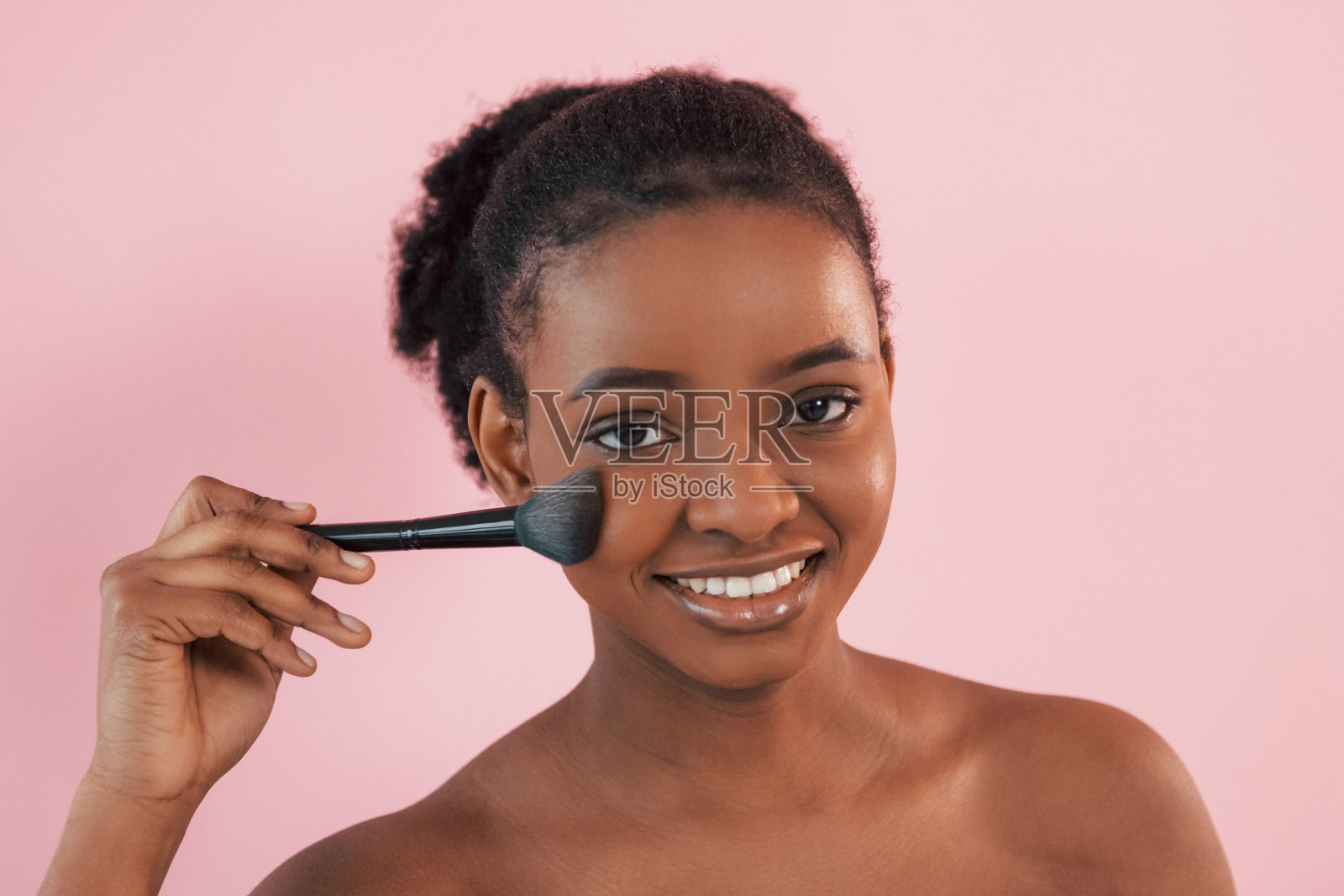 刷。年轻的非洲裔美国妇女的肖像，是在粉红色的背景照片摄影图片