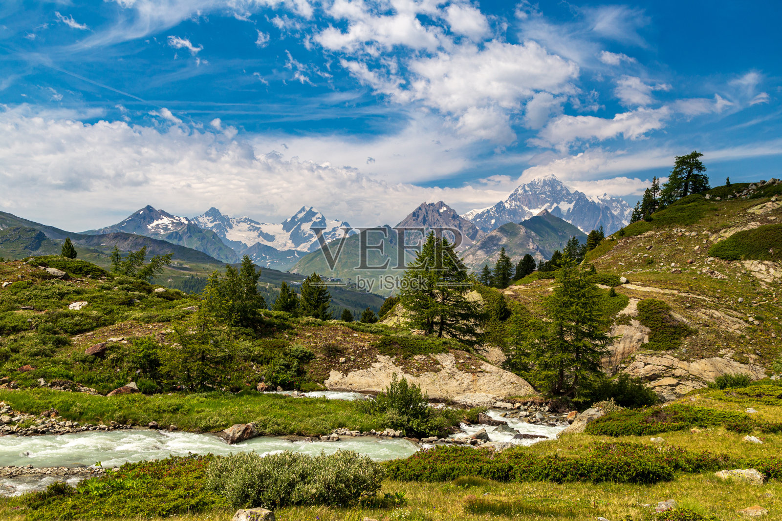 夏日里La Thuile上美丽的山脉和湖泊照片摄影图片