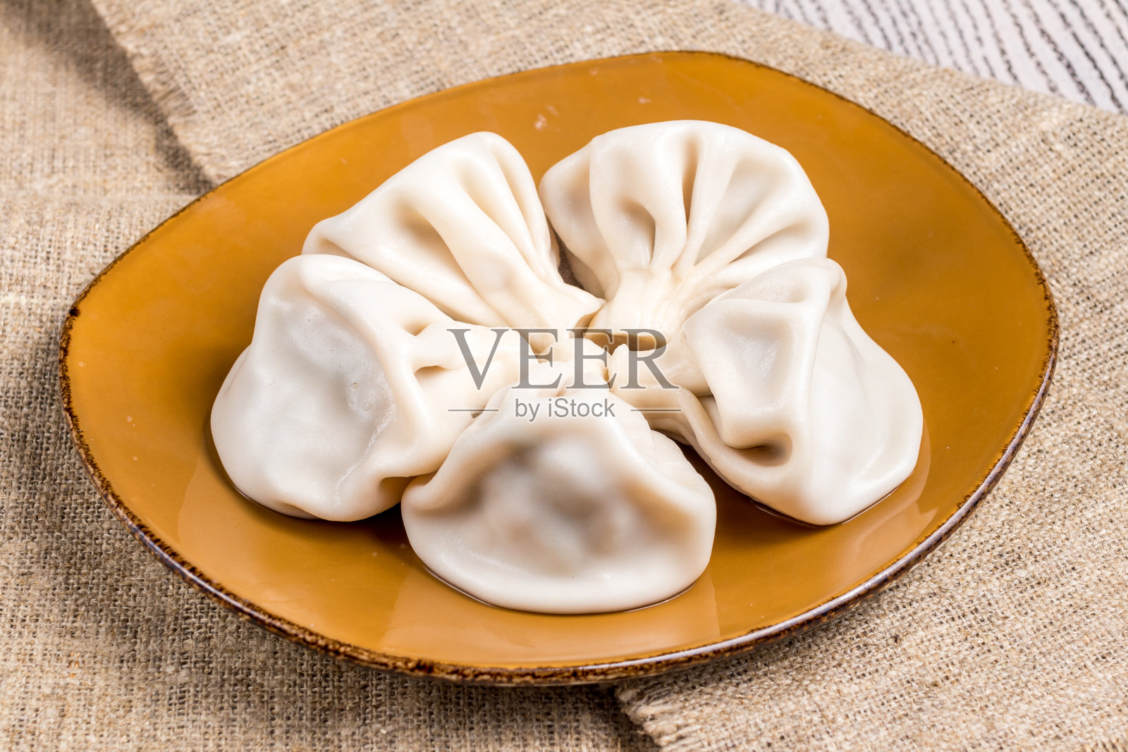 棕色盘子里的Khinkali羊肉，格鲁吉亚菜照片摄影图片