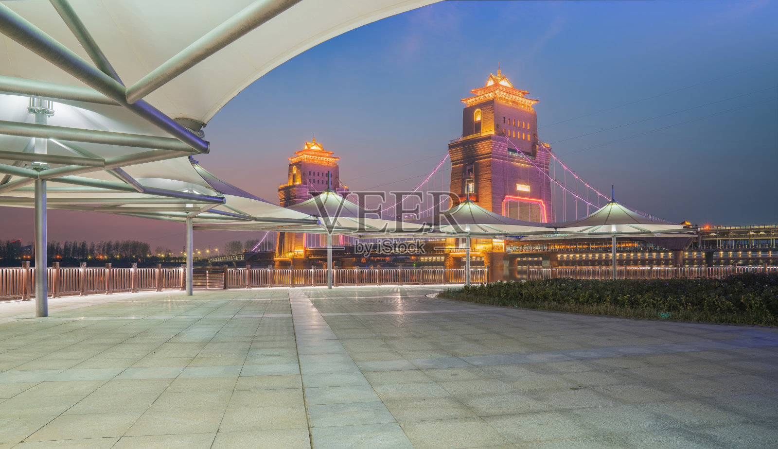 中国浙江省杭州市，古建筑的天际线和宽阔的公园广场照片摄影图片