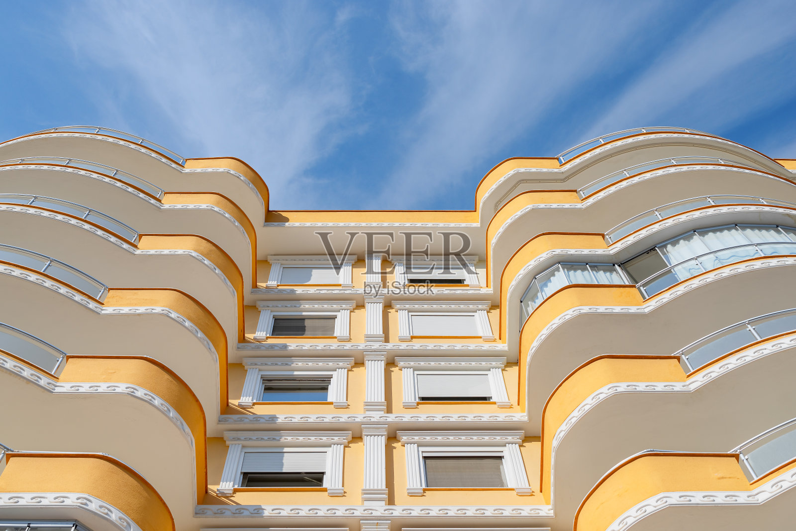 高耸的住宅楼的一部分，映衬着云天。照片摄影图片