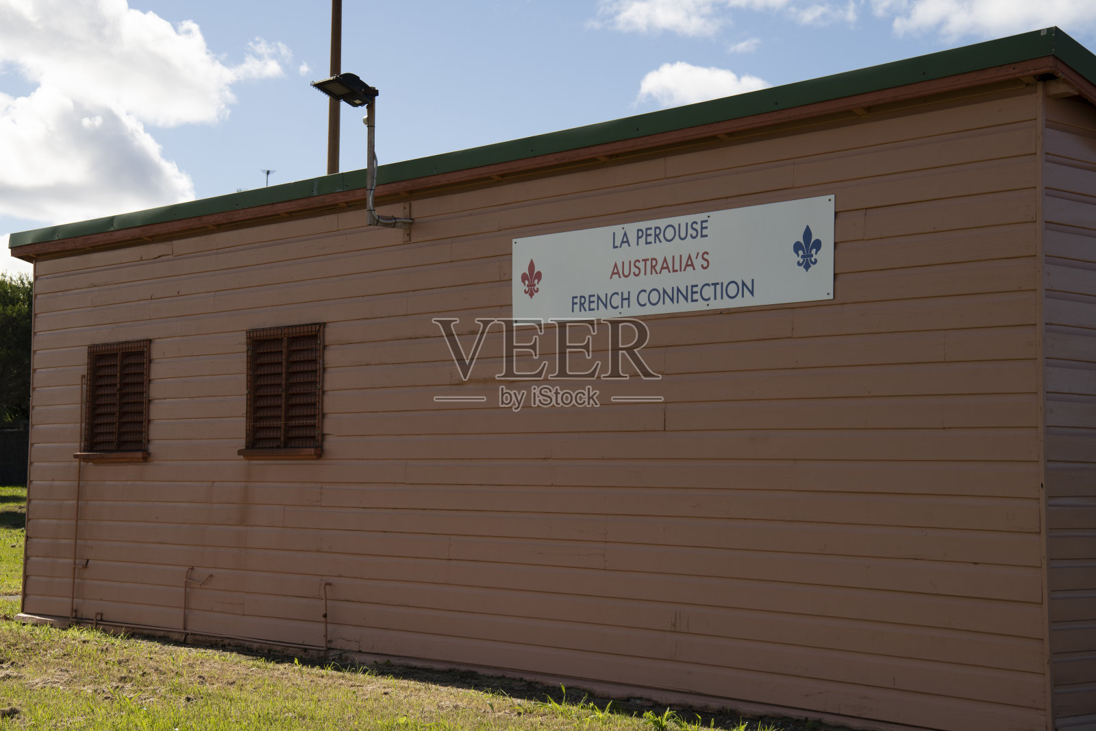在悉尼拉白鲁斯的公交车站后面。招牌上写着“La Perouse”澳大利亚与法国的联系。照片摄影图片
