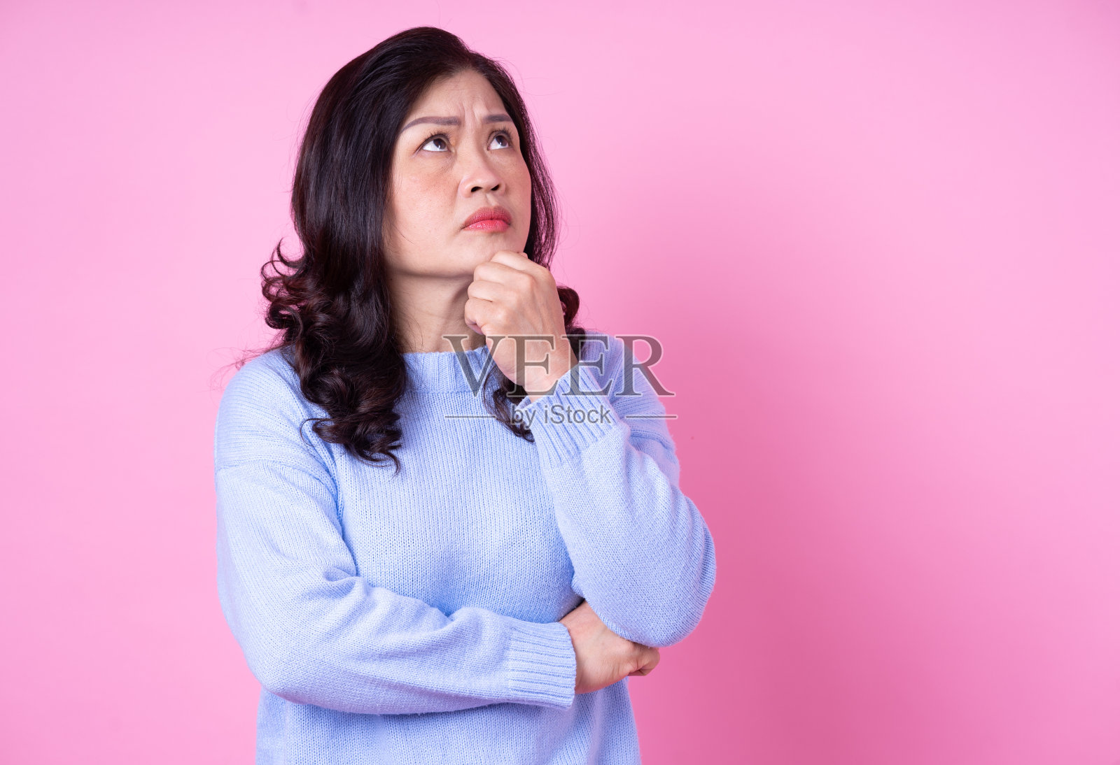 中年亚洲妇女肖像在粉红色的背景照片摄影图片