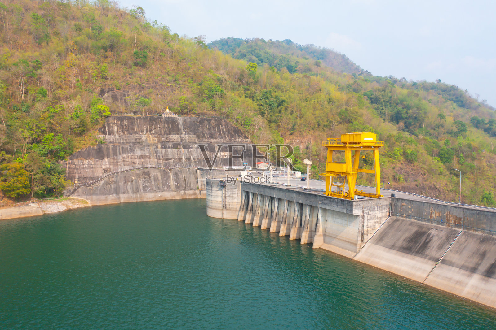 大坝塔式起重机鸟瞰图。水库和海水在自然景观的背景下循环利用能源发电的产业概念。环境。照片摄影图片