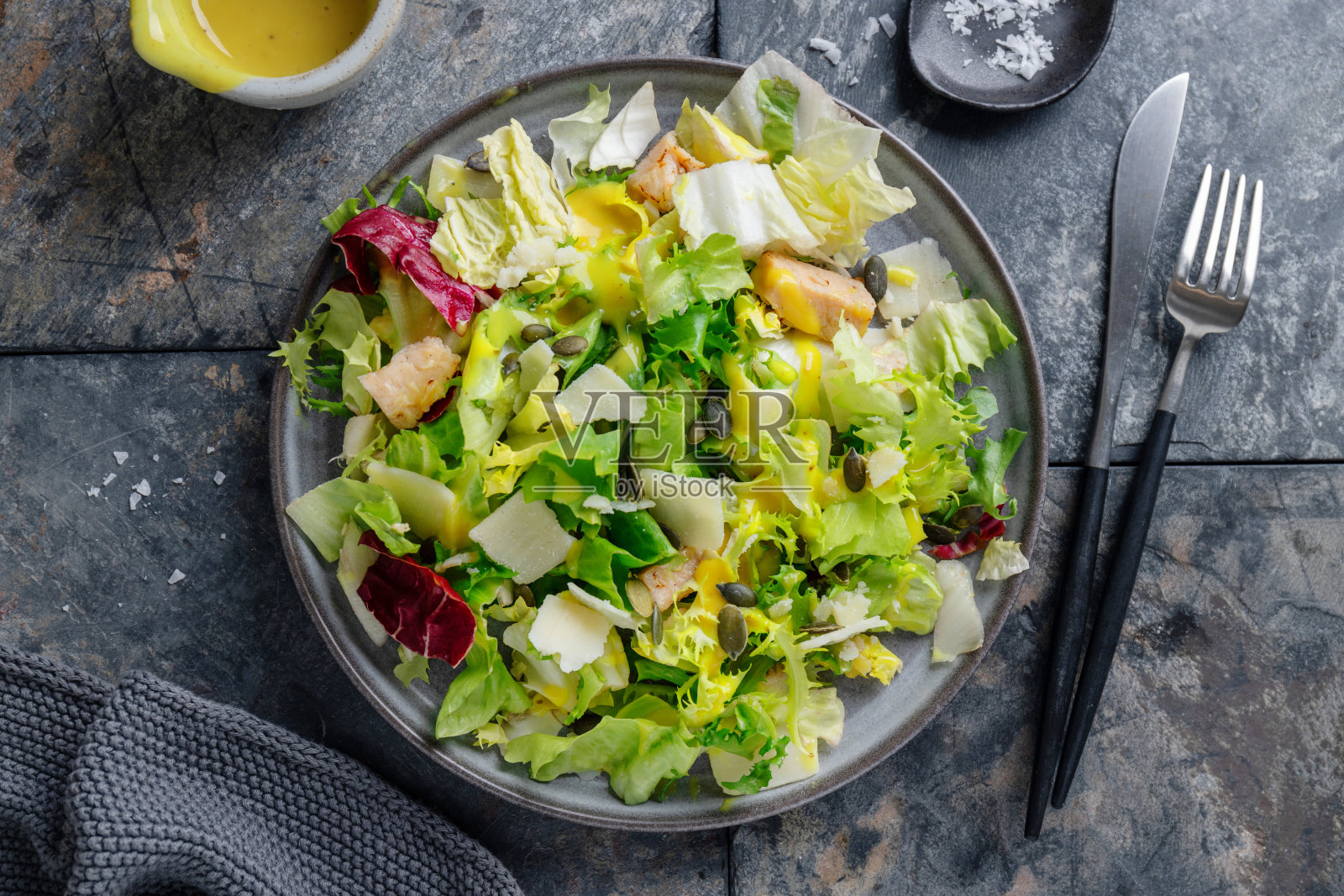 夏天的蔬菜鸡肉沙拉照片摄影图片