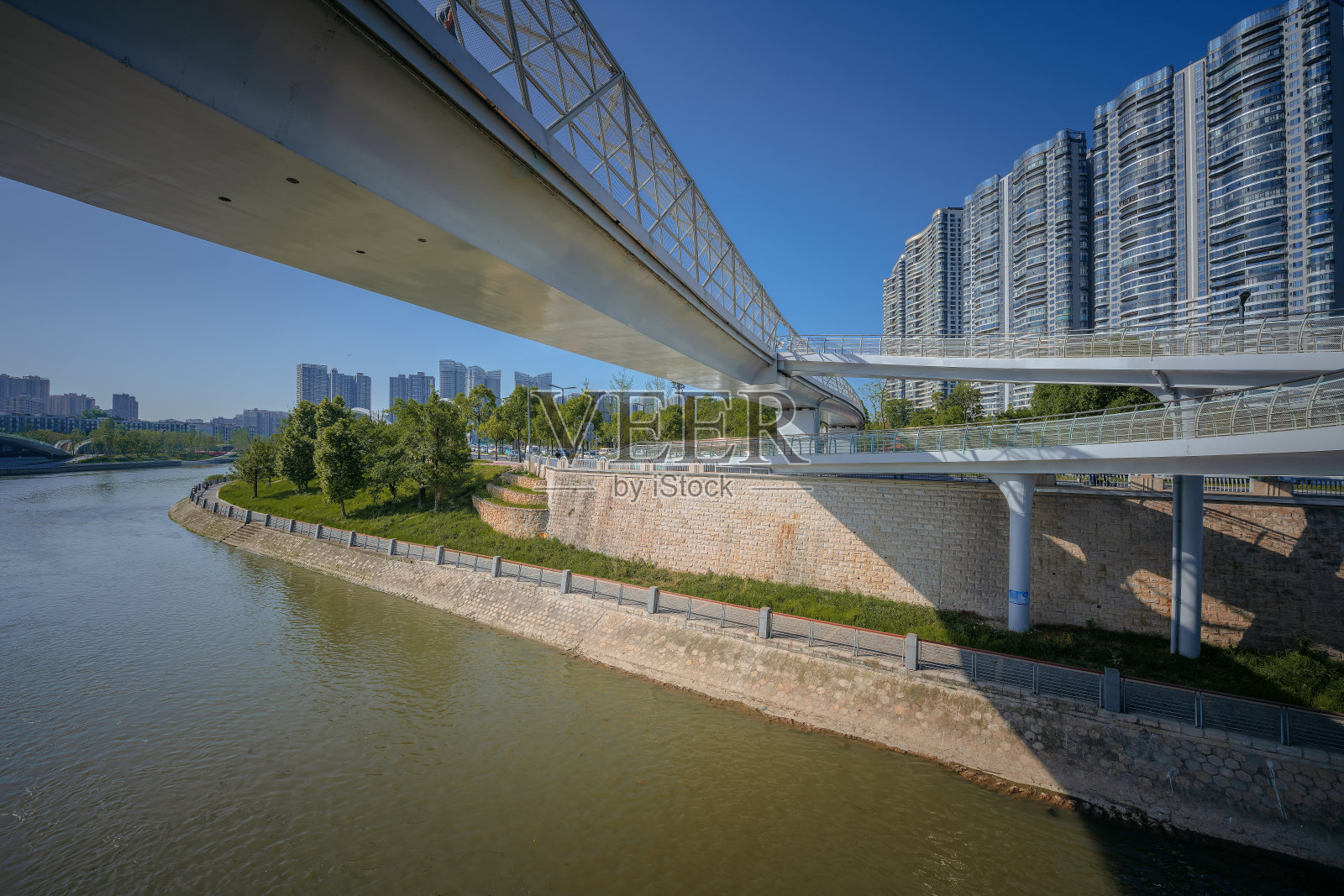 成都五斗子桥，阳光明媚的一天照片摄影图片