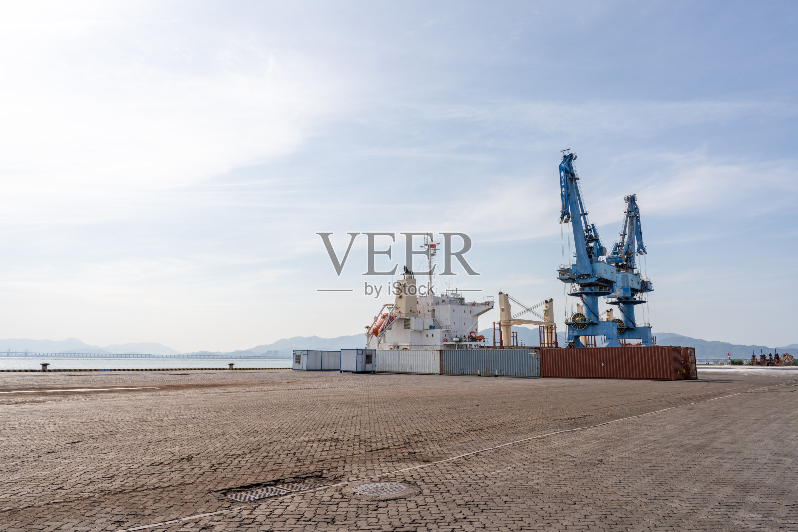 港口的起重机正在工作照片摄影图片