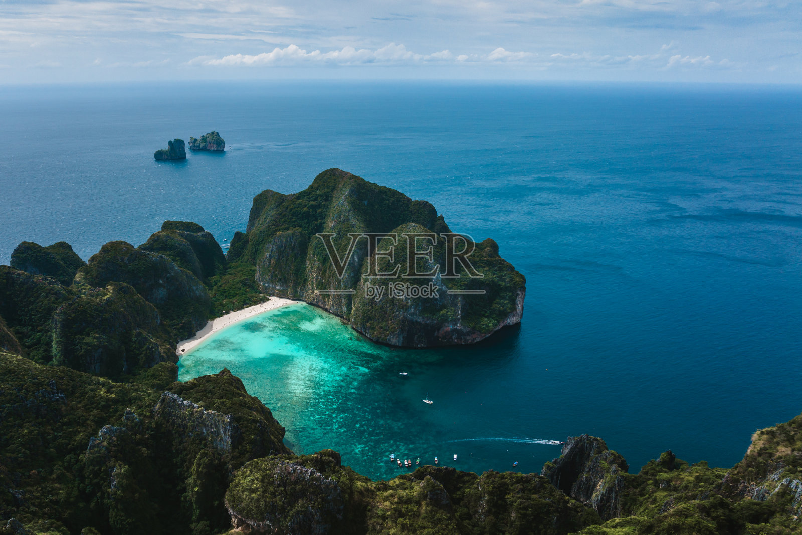 玛雅湾的鸟瞰图。玛雅湾是泰国南部皮皮群岛王冠上的明珠。它位于泰国的Hat Noppharat Thara - Mu Ko Phi Phi国家公园。照片摄影图片