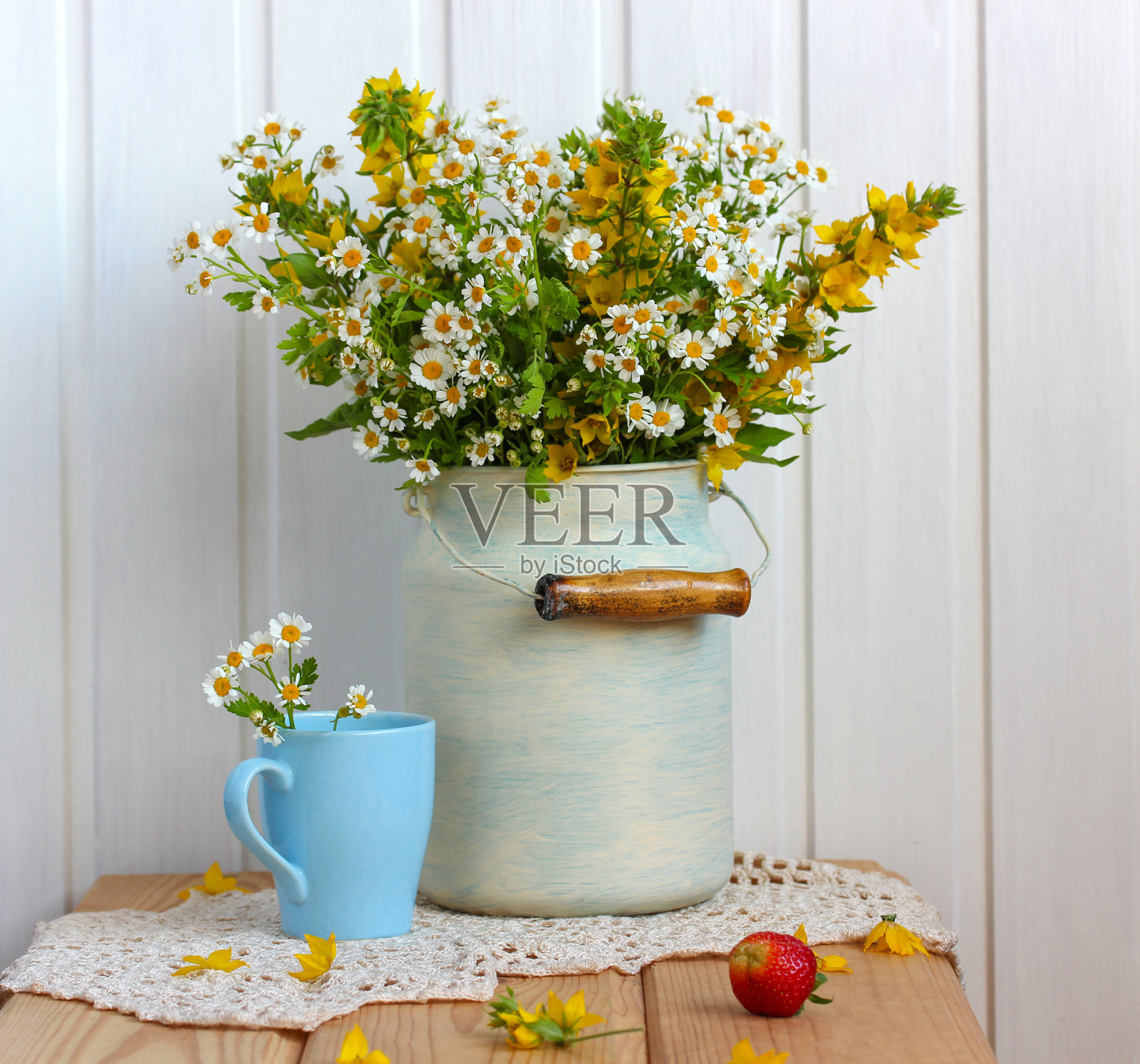 带有花朵和浆果的乡村组合。照片摄影图片