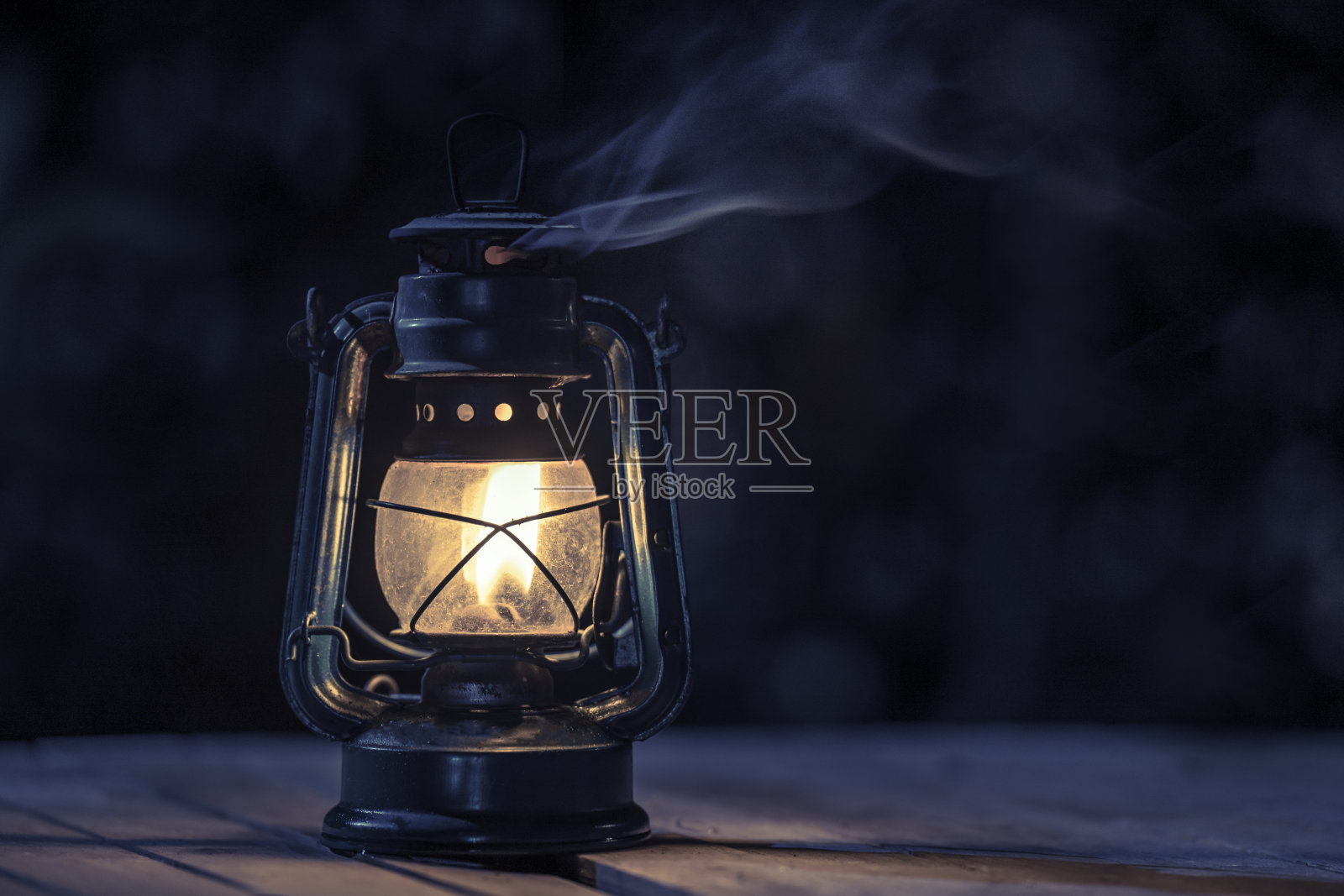 古董煤油灯，晚上在草坪的木地板上放着灯照片摄影图片