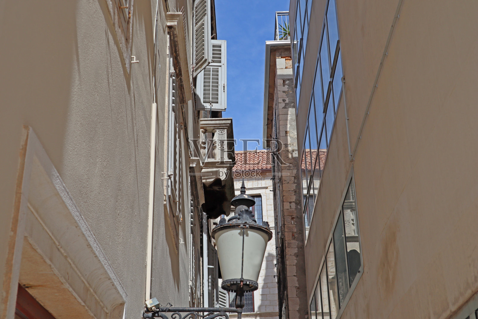 克罗地亚达尔马提亚斯普利特历史中心的古老建筑、街灯照片摄影图片