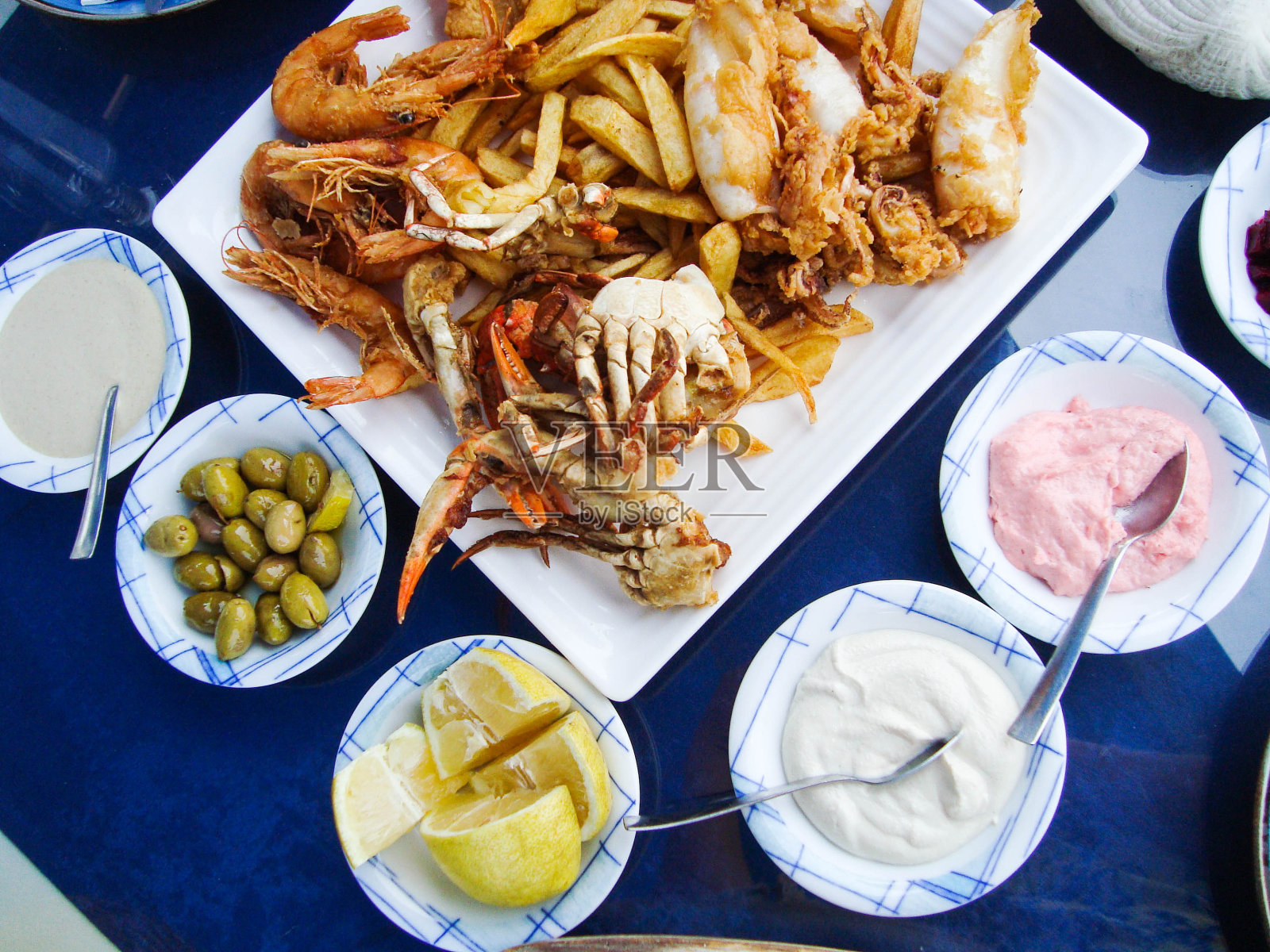 桌上摆着希腊梅兹风格的菜肴。照片摄影图片