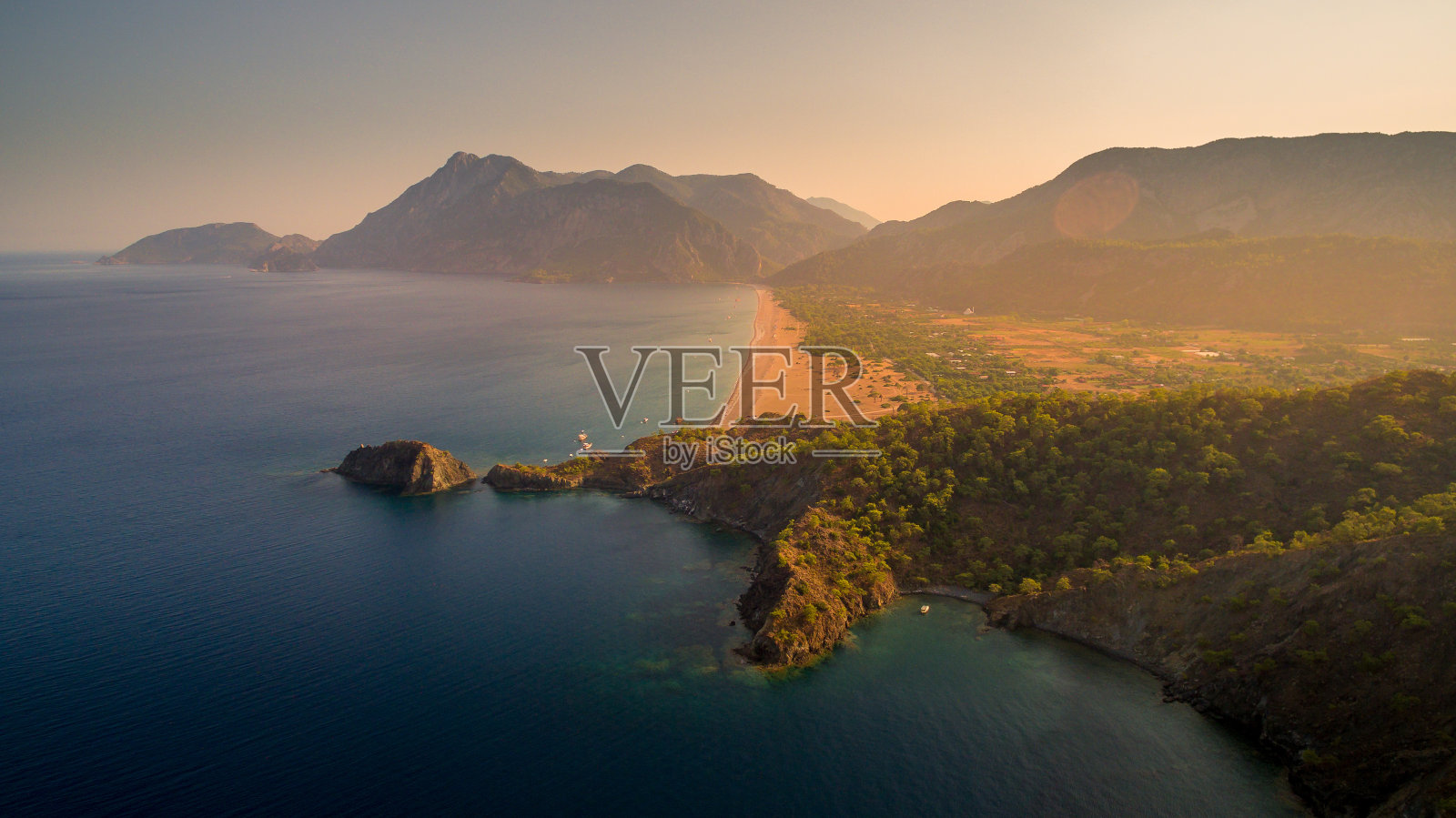 从空中俯瞰土耳其奥林波斯海滩的日落照片摄影图片