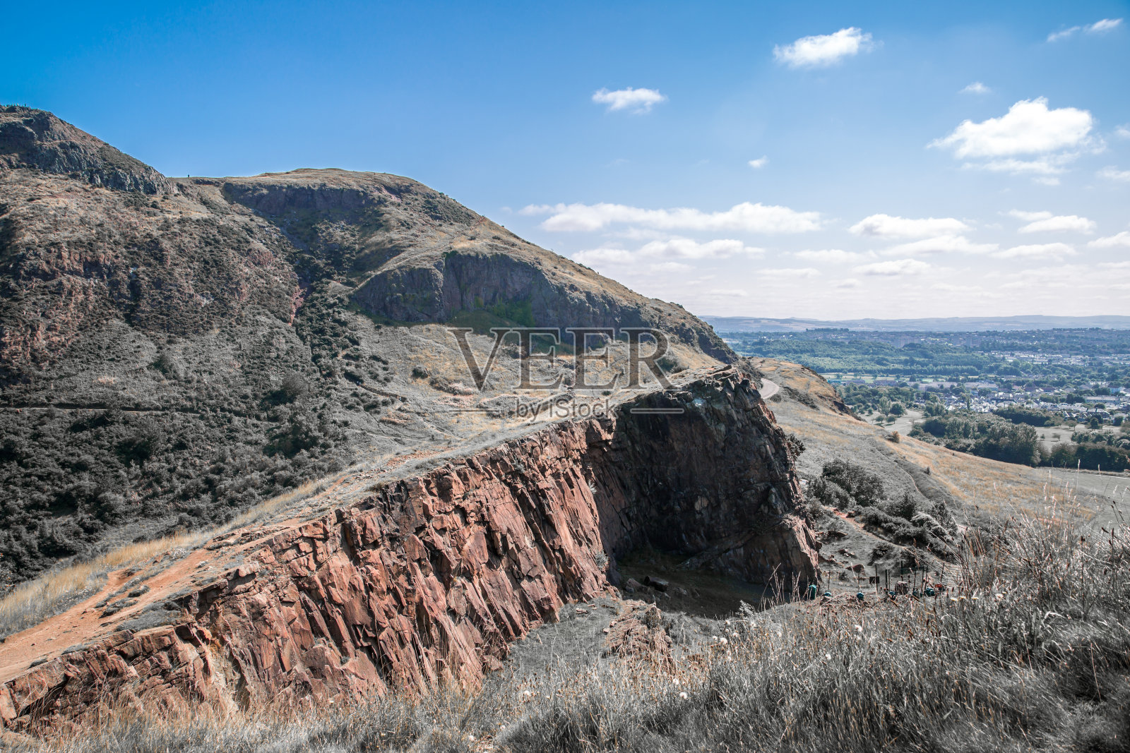 苏格兰爱丁堡。荷里路德公园和古火山。从山上俯瞰爱丁堡市照片摄影图片