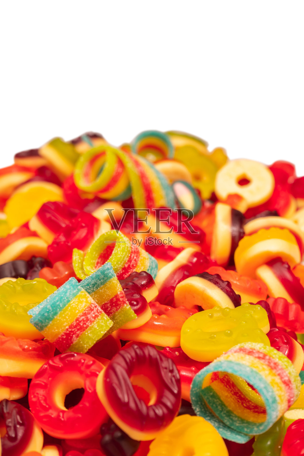 各色彩色软糖。前视图。果冻甜甜圈。果冻熊。孤立在白色背景上。照片摄影图片