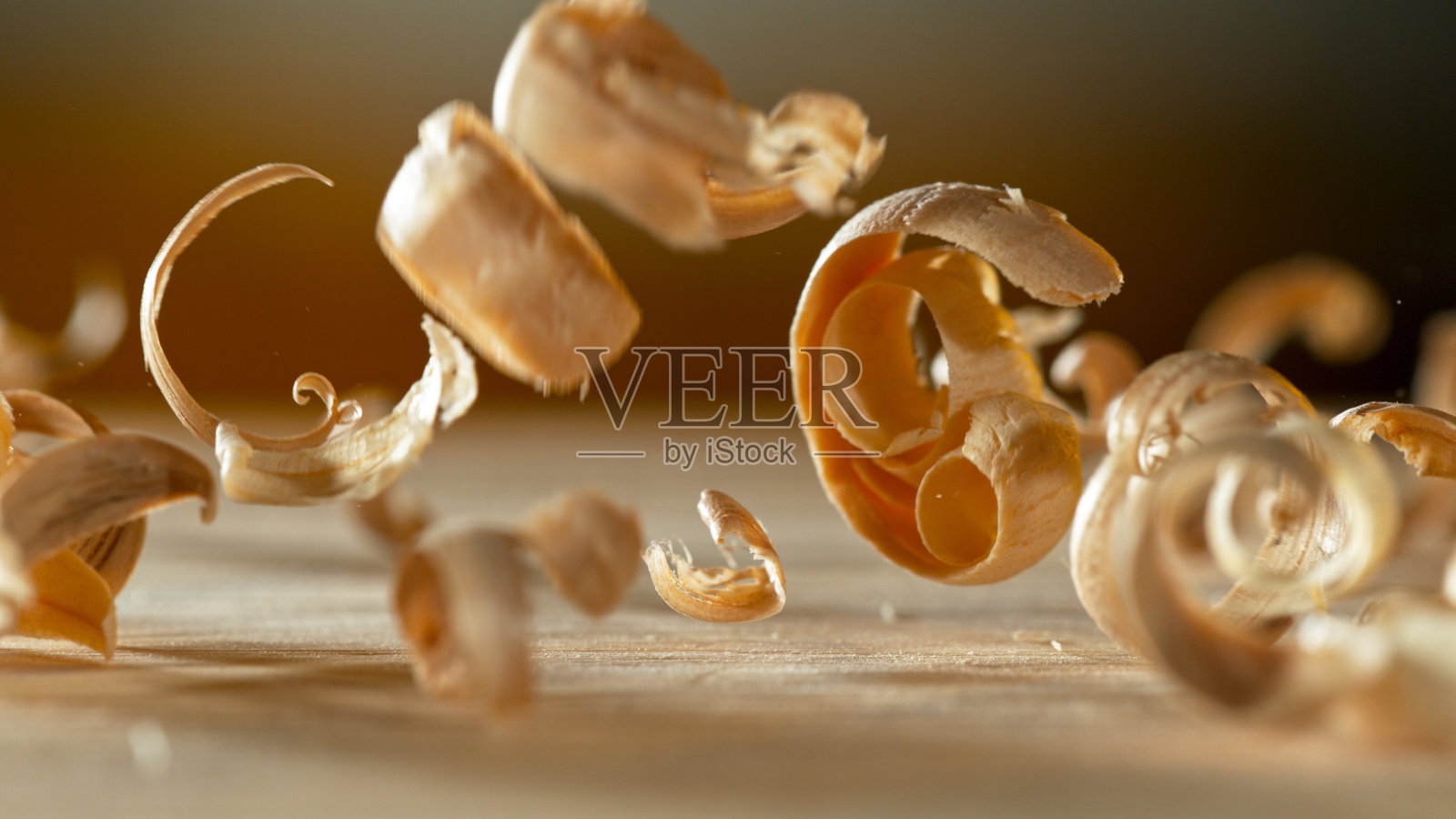 木屑下落的冻结运动照片摄影图片