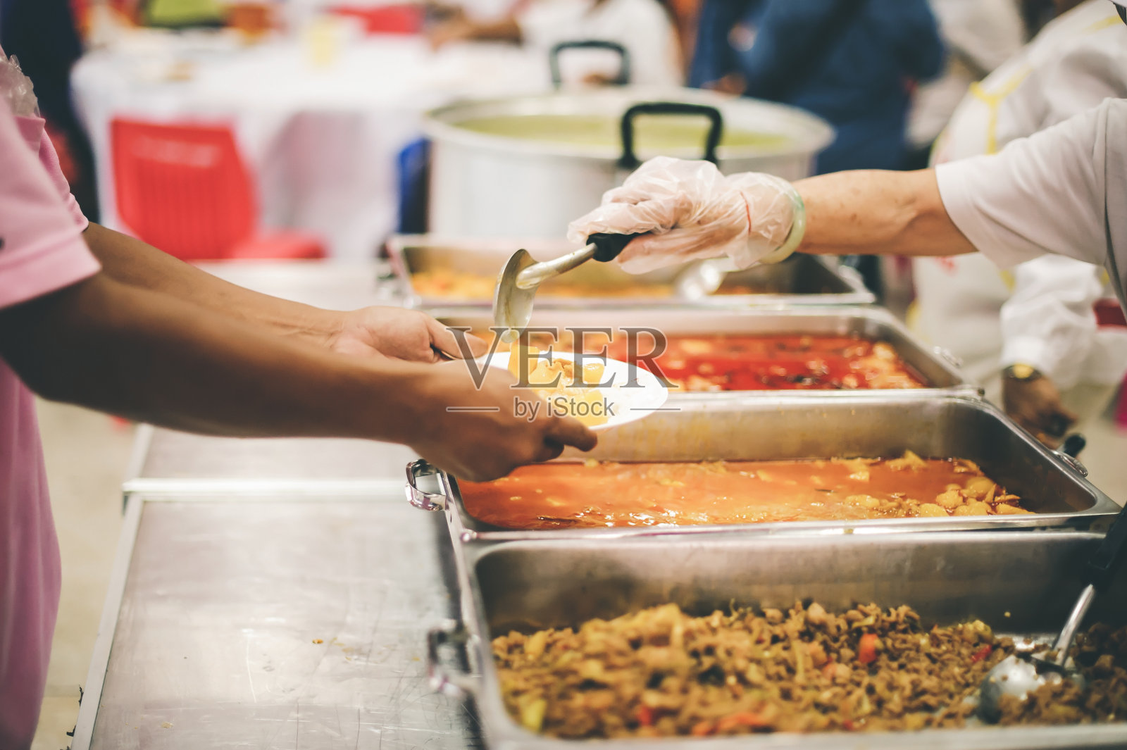 把食物分给社会上的穷人照片摄影图片
