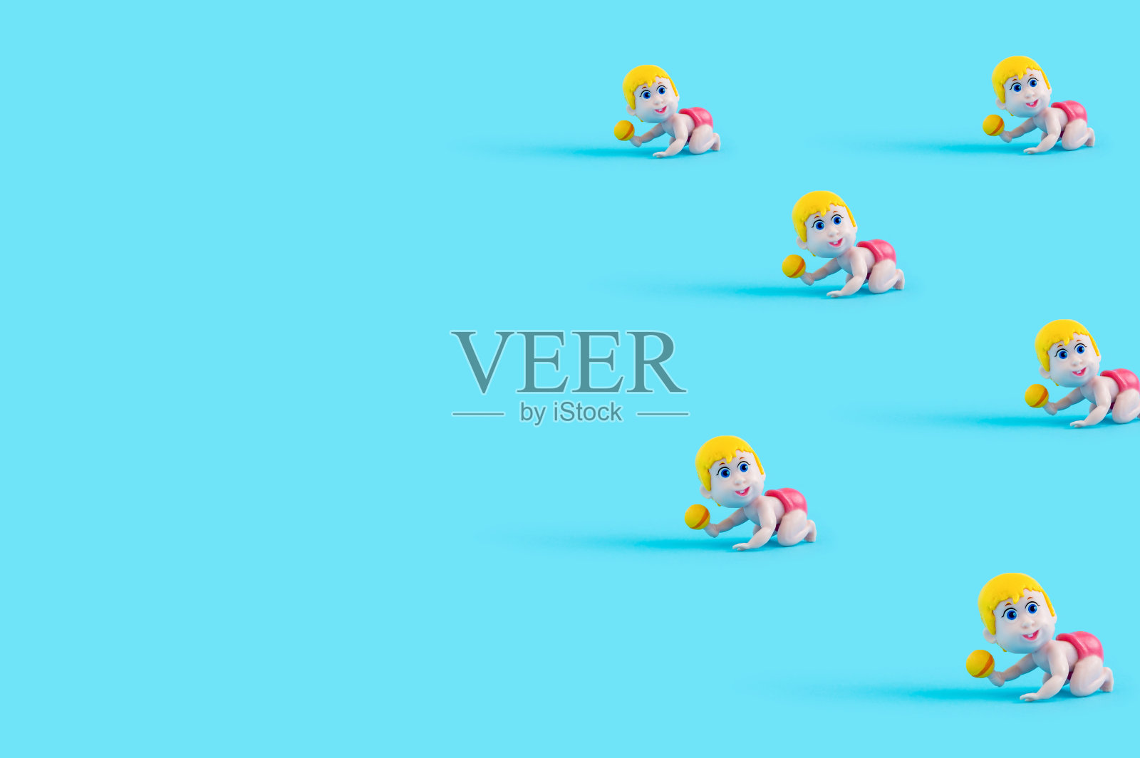 一个幼儿玩具在蓝色背景上孤立的特写照片摄影图片