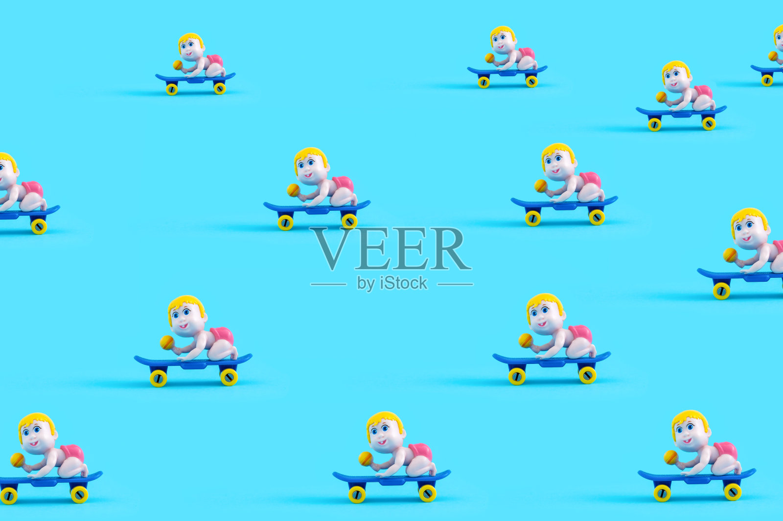 一个婴儿在滑板玩具上的特写孤立在蓝色背景上照片摄影图片