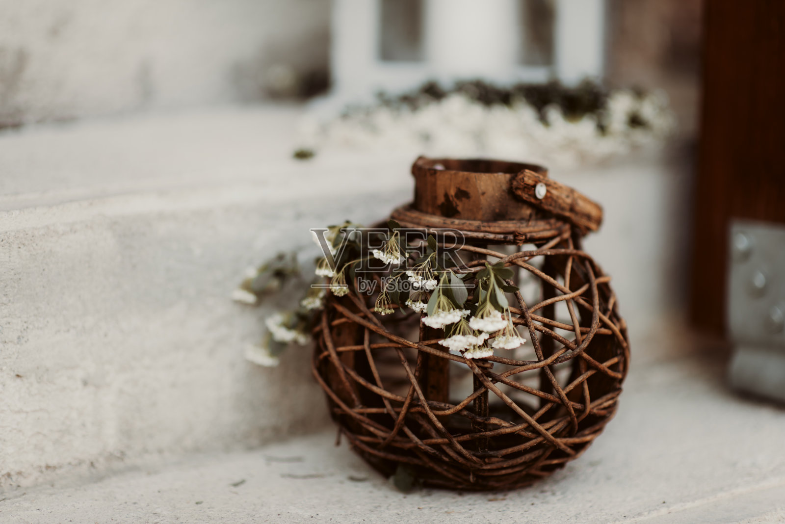一个有花的圆形花瓶的特写照片摄影图片