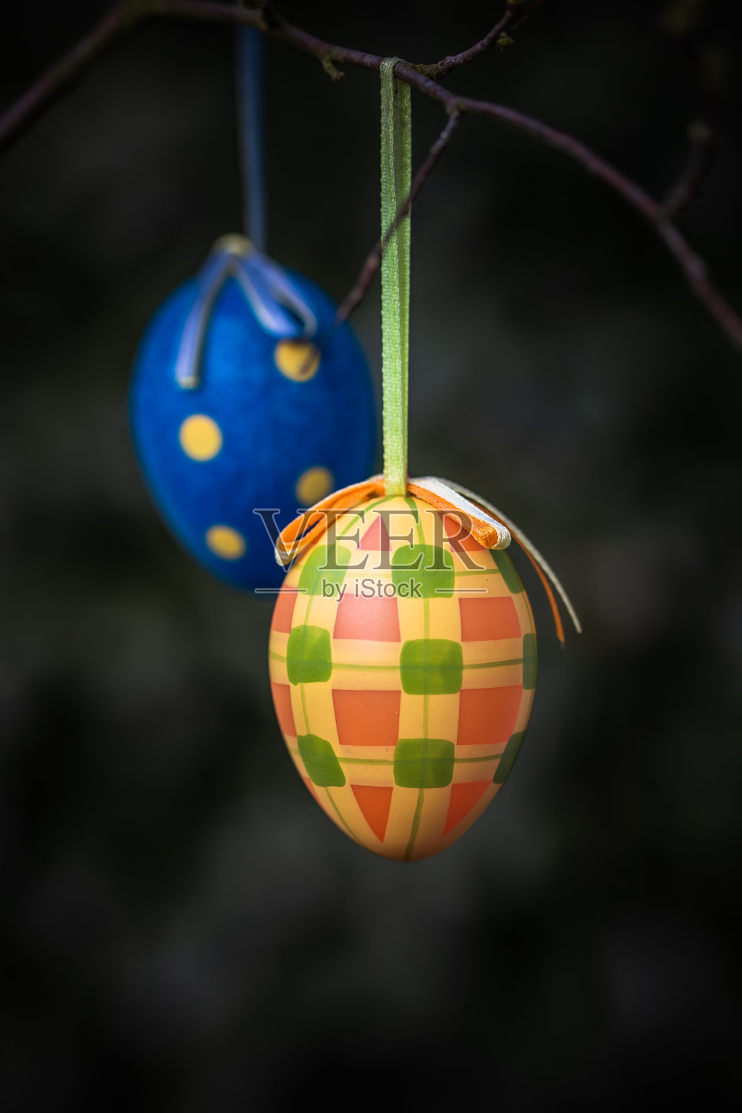 复活节彩蛋装饰在树上照片摄影图片