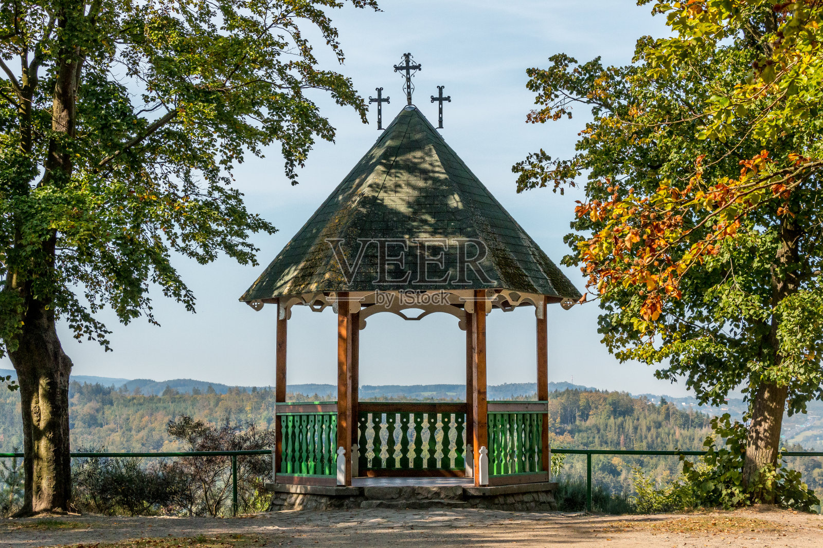 捷克卡罗维发利(Karlovy Vary)山景木屋照片摄影图片