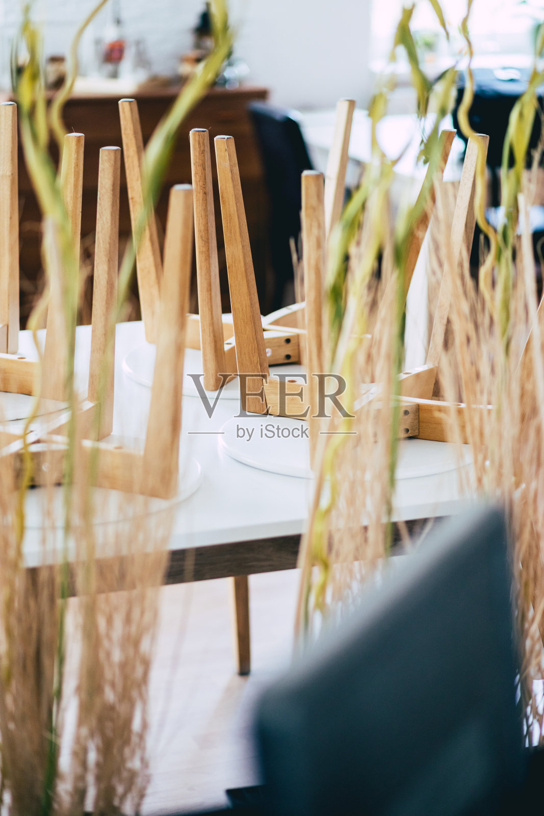 一家因covid-19规定而关闭的餐厅内部照片摄影图片