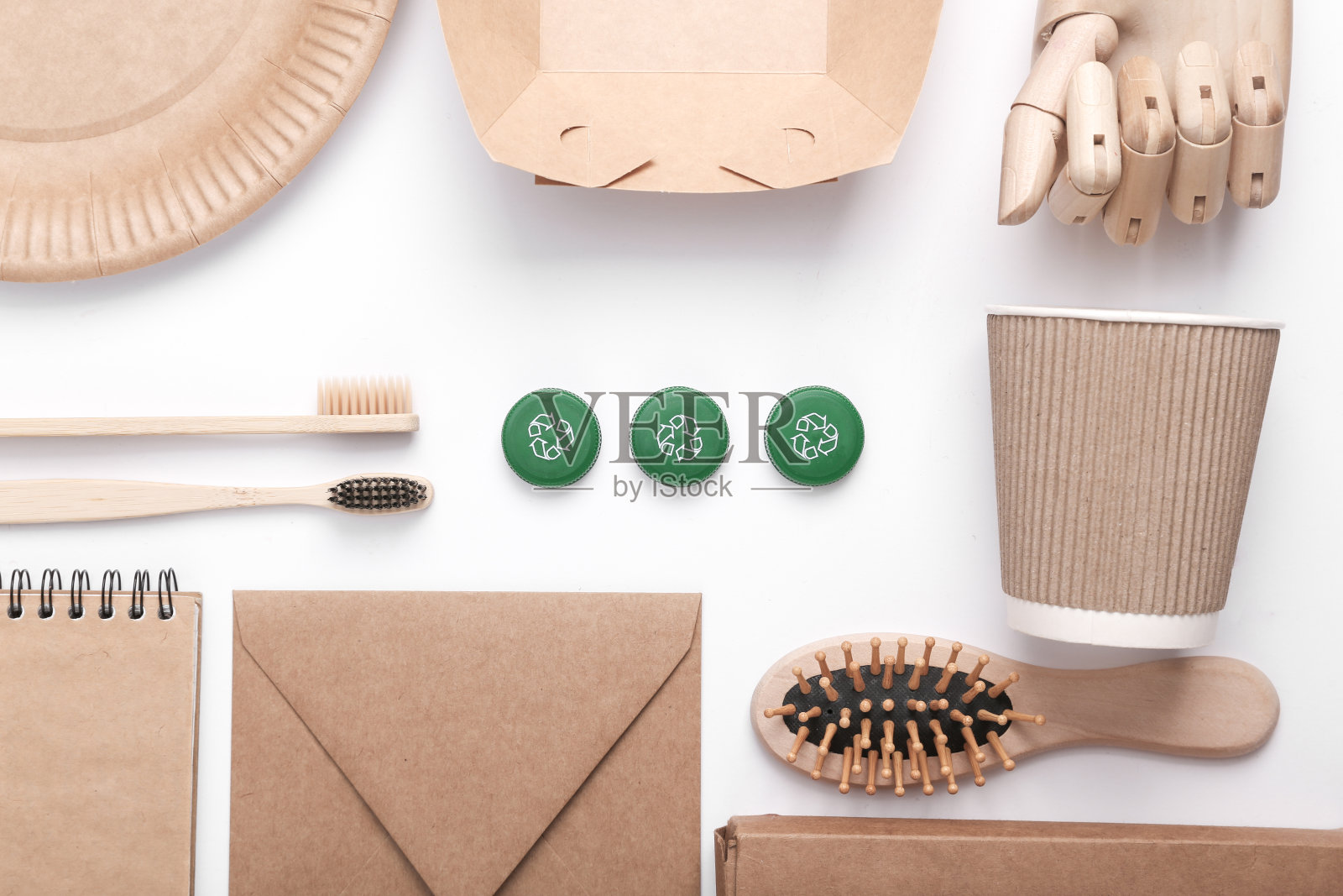 塑料瓶盖与循环循环符号和环保的东西在白色的背景。圆形循环，生态理念照片摄影图片