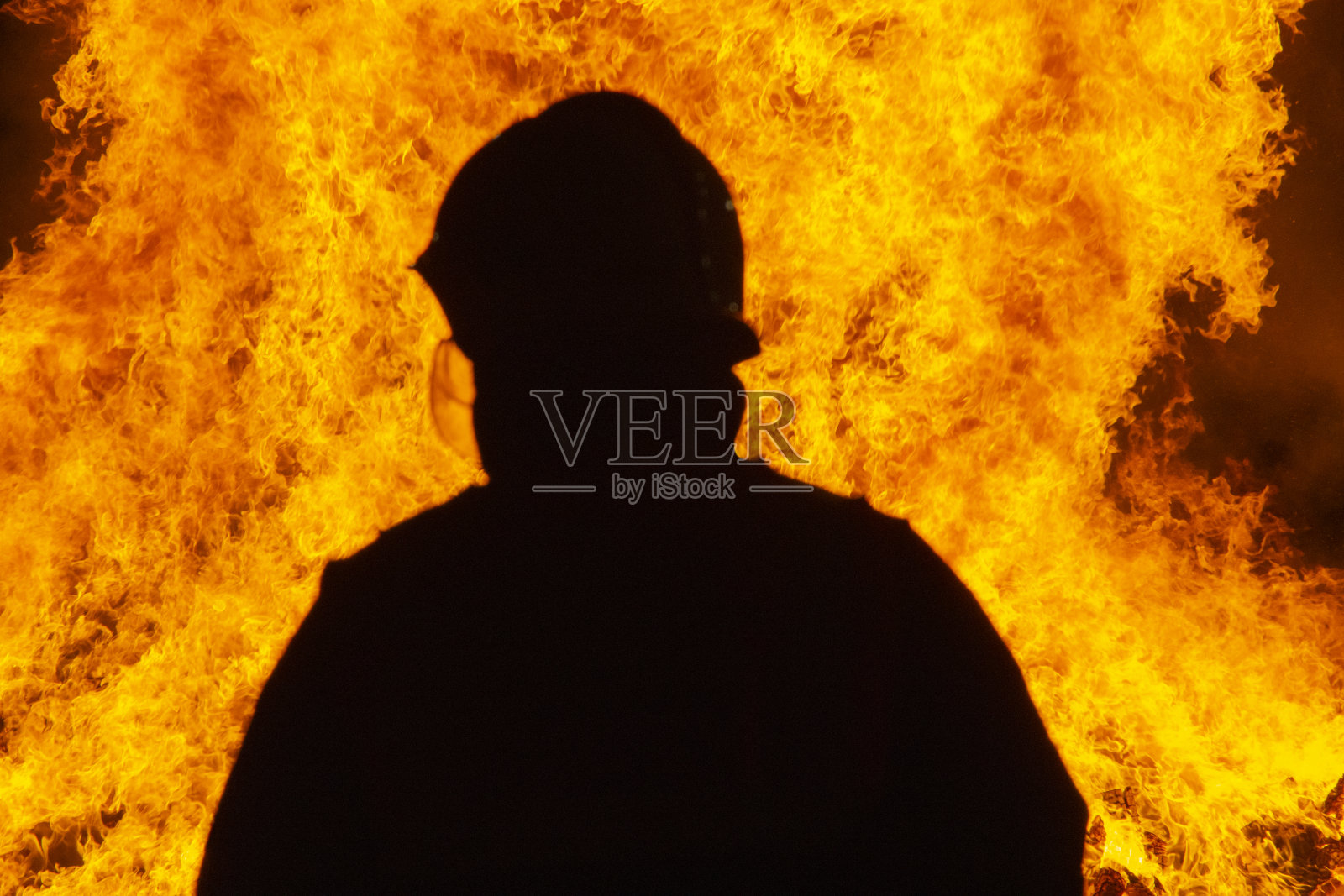 消防员正在扑灭大火。破坏和灾难照片摄影图片