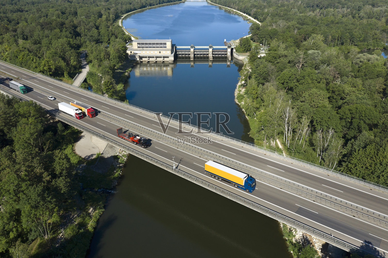 公路桥梁上的半挂车，水电站，鸟瞰图照片摄影图片