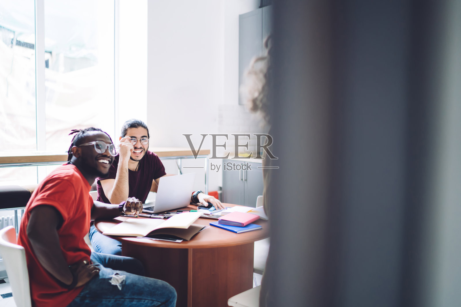 自由职业同事开会讨论想法照片摄影图片