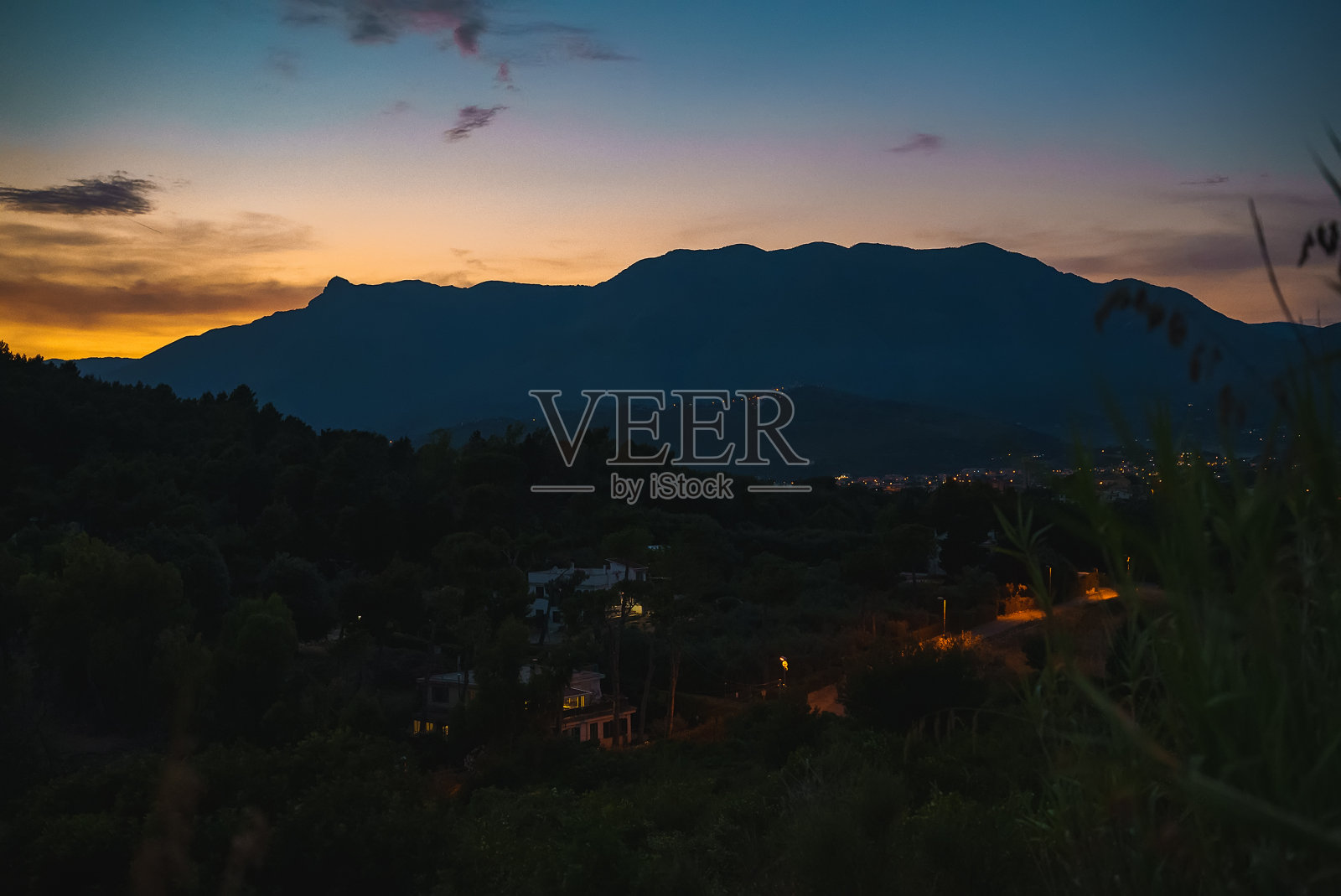 意大利佩特里拉山的日落。照片摄影图片