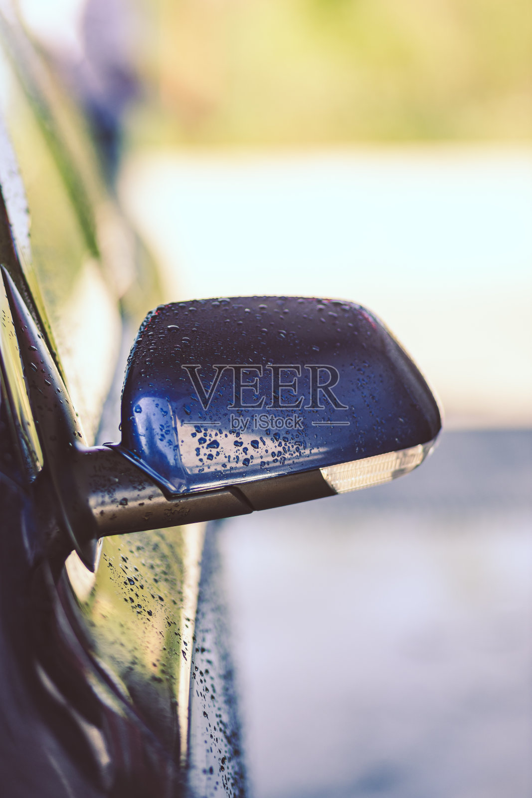 汽车侧镜上水滴的选择性聚焦镜头照片摄影图片