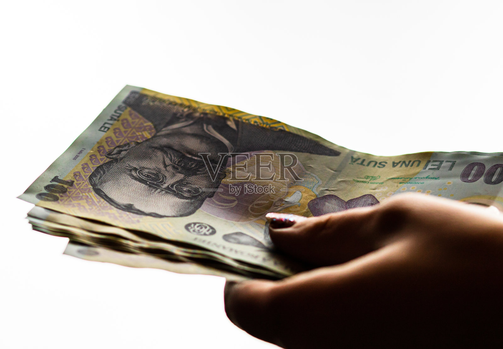 女人的手给钱像贿赂或小费孤立在白色背景。LEI货币钞票接近。劳逸结合，财务与经营理念照片摄影图片