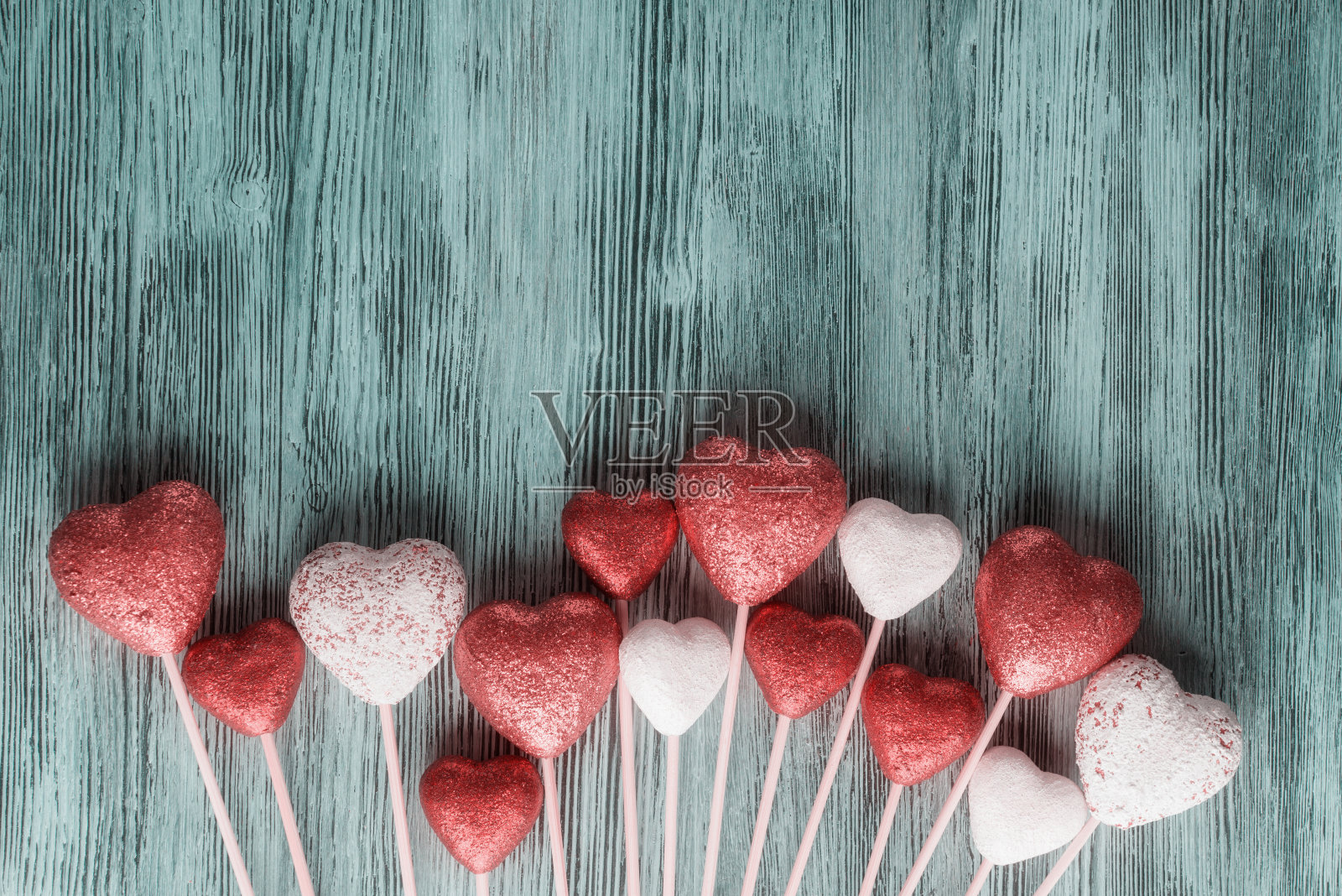 Decorative Valentineâs hearts on aged wooden background with copy space. Valentineâs day greeting card concept照片摄影图片