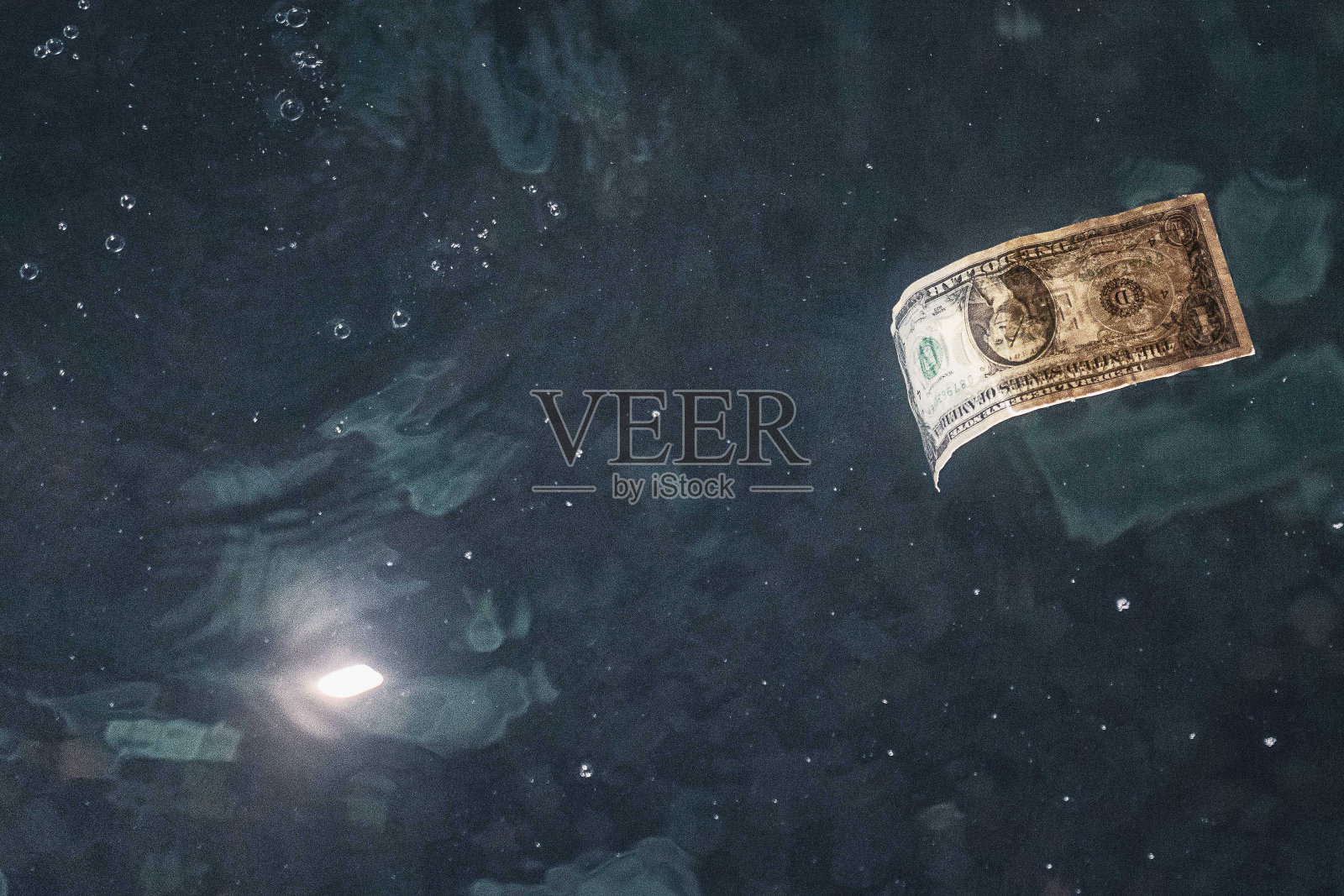 一美元钞票漂浮在水中照片摄影图片