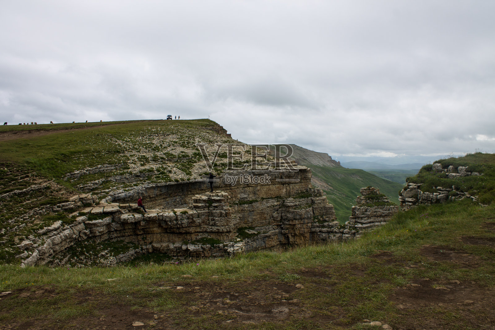 多云的夏日，Bermamyt山高原上锋利的岩石照片摄影图片